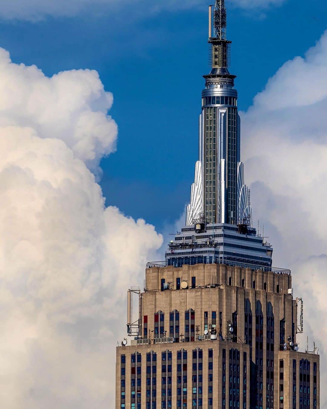 Empire State Buildingのインスタグラム：「Up close and personal.   📷: @dantvusa」