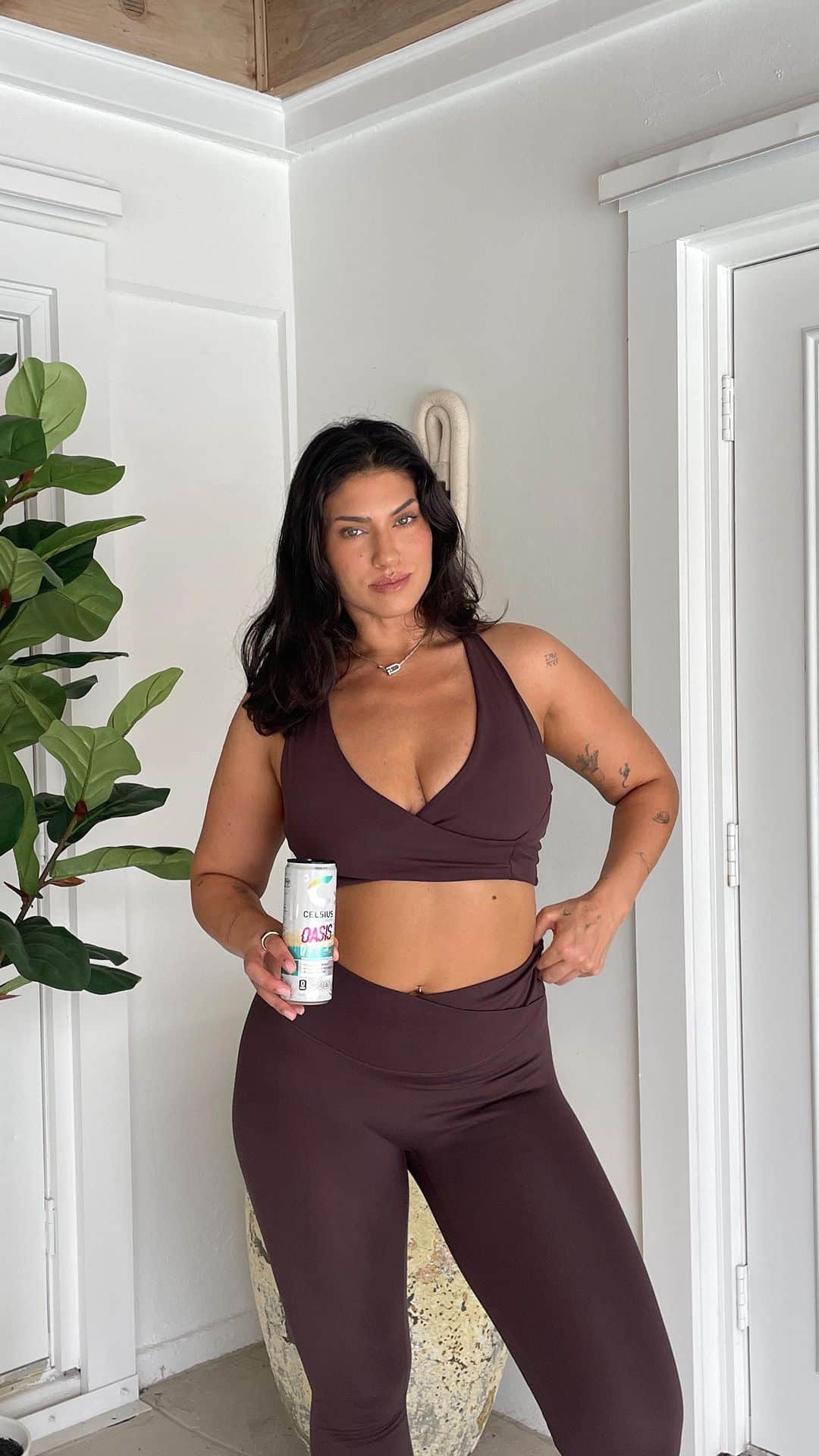 La'Tecia Thomasのインスタグラム：「Kicking off summer with a full body workout powered by @celsiusofficial oasis vibe 🏝️#CELSIUSBrandPartner #CELSIUSLiveFit」