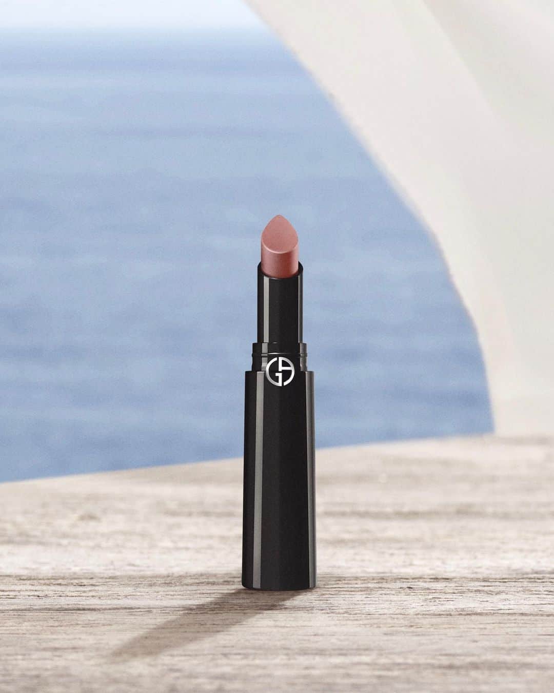 Armani Beautyさんのインスタグラム写真 - (Armani BeautyInstagram)「Summer icons. Embrace the season with LIP POWER, for all-day wear and comfort in vivid shades, combined with LUMINOUS SILK FOUNDATION for a satin finish that delivers flawless radiance.   #Armanibeauty #ArmaniLipPower #LuminousSilk #Lipstick #Foundation」6月28日 1時02分 - armanibeauty