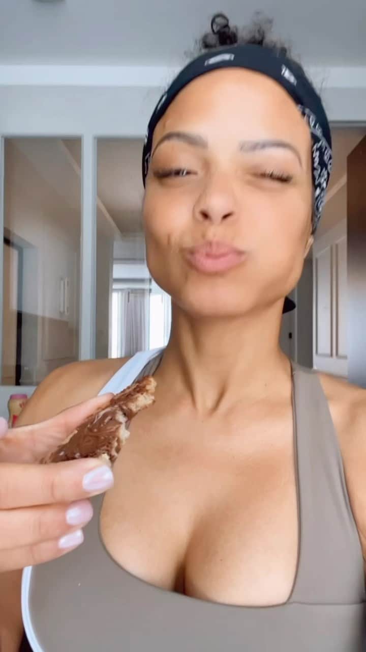クリスティーナ・ミリアンのインスタグラム：「Making easy nom noms for the kiddos.🥮🌰🤤  Whatcha think? Would you try this? #NutellaAlwaysWins」