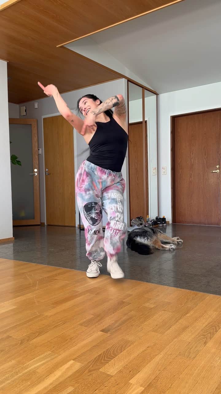 チャチー・ゴンザレスのインスタグラム：「My pants and I are back 💃🏻 can’t get this song out of my head 😅 dc: @neiro_6221」