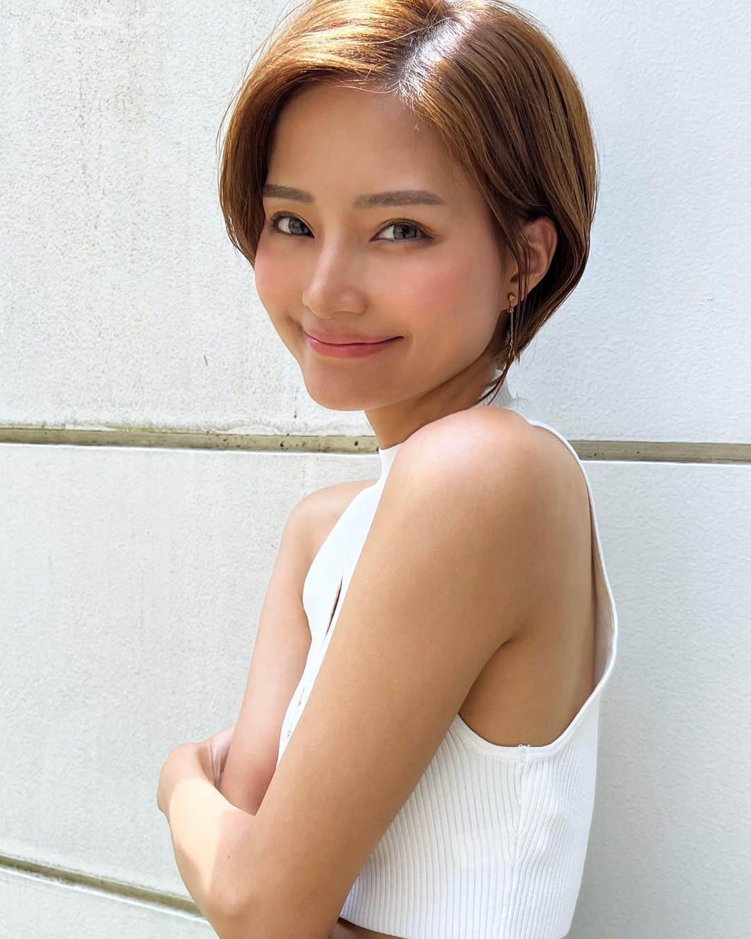 林まきのインスタグラム：「#ショートヘア #白ニット #大人カジュアルコーデ #白コーデ #夏服コーデ」