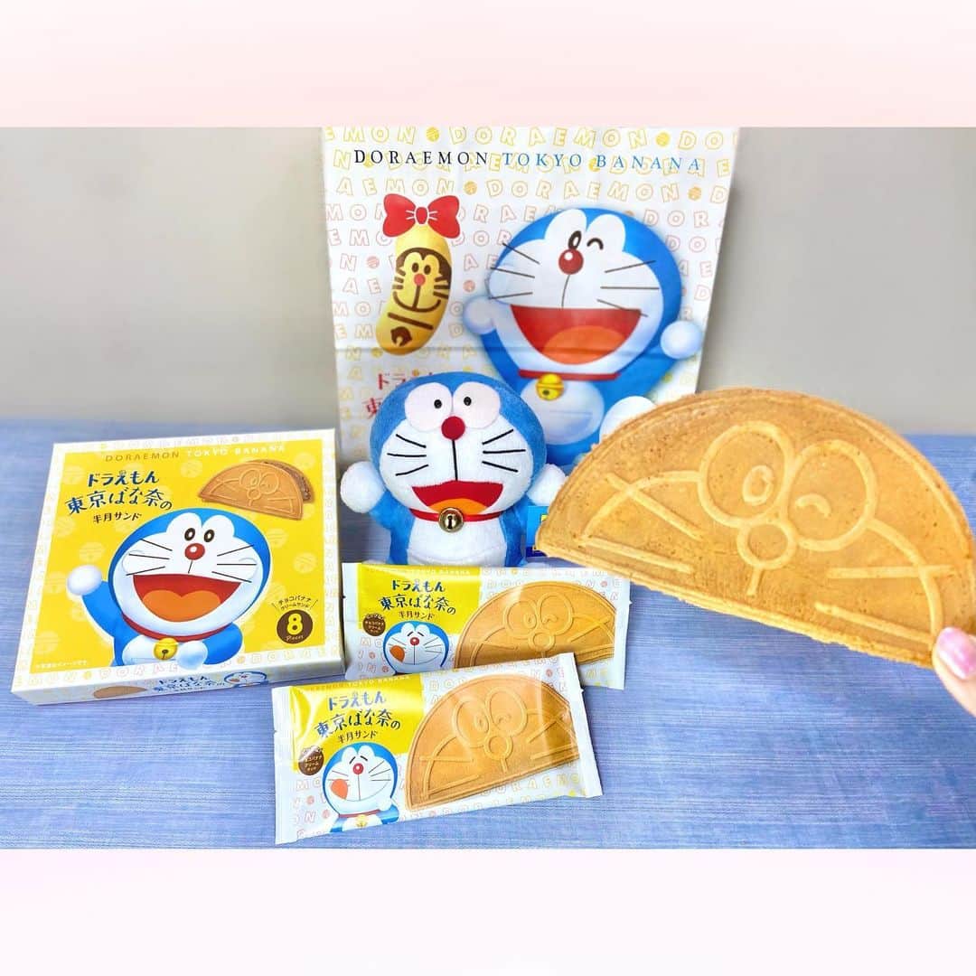 長柄ひろみさんのインスタグラム写真 - (長柄ひろみInstagram)「#Doraemon 💙  また可愛いの見つけちゃった((̵̵́ ̆̂̑͟˚̩̮ ̆̇̑)̵̵̀)  「ドラえもんの半月サンド」 パッケージも袋も可愛い🥰💙  バナナ苦手だからチョコバナナ味なのが心配だったけど、これは食べられたよ😋🍫🍌  お土産コーナーってたまに見ると変わったお菓子とか色々あって楽しいんだよね🤗✨  ドラえもんは世界に誇れる日本のキャラクターで1位になったこともあるみたい😳‼️ 小さい頃から慣れ親しみすぎて実感があんまりなかったけど、良く考えたら50年余りずっと人気キャラクターで現在もアニメ放送中って凄いよね((̵̵́ ̆́̑͟˚̩̮ ̆̀̑)̵̵̀)👏🏻💗  このお菓子も海外の旅行者の方が日本土産として買うと思うと何だか嬉しい🥰✈️  海外で配信されてるドラえもんアニメって吹き替えなのかな？ どんな感じの声なのか気になる！    ｡・ﾟ・。((̵̵́ ̆͒͟˚̨̨̩ ̆͒)̵̵̀) ｡・ﾟ・。((̵̵́ ̆̂̑͟˚̩̮ ̆̂̑)̵̵̀) ｡・ﾟ・。((̵̵́ ̆̊̑͟˚̩͕ ̆̊̑)̵̵̀｡・ﾟ・｡((̵̵́ ̆͒͟˚̩̭ ̆͒)̵̵̀) 。・ﾟ・。  #ドラえもん」6月27日 19時45分 - aoi_asahi