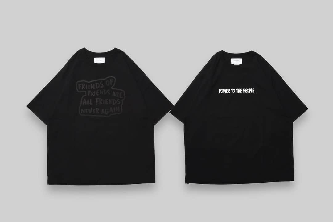 セレクトショップneveragainのインスタグラム：「2023ss  never again original  昨年好評でした、メンズTシャツ 今年も製作します☆  今年はブラックのみ2型で、バックプリントは共通のデザイン  ゆったりシルエットで、さらに縦横斜めのストレッチが入り、ノーストレスな着心地 耐久性の高いポリエステルを使用しているので、丈夫でとっても軽く、ポリ特有のサラサラ感と汗をかいたり濡れたりしても即効で乾きます  脇下に消臭テープが入っているので不快な匂いを吸着し中和・分解してくれりる高機能Tシャツ  汗も目立ちにくく、匂いも出にくいので、普段着としてはもちろん、スポーツ運動の時や海水浴や川遊びの際に着用もおすすめです！  店頭販売に関して 木曜日から販売予定で準備しておりましたが、ストーリーで告知したところ、すごい反響でして、見込み数を大幅にオーバーしてしまいました💦 つきましては、店頭販売を少し延期させて頂きます🙏 只今、絶賛再製作中です🐇  次回分ご予約も受け付けておりますのでお気軽にお問い合わせくださいませ！  店頭分は７月上旬ごろを予定しております☆  color ブラック  size M/着丈:70cm 身幅:58cm L/着丈:73cm 身幅:62cm XL/着丈:76cm 身幅:64cm   price ¥3850 　 　 　 #パパ服 #パパ #パパファッション #kids #kids_japan  #ig_kids #instakids #instakidsfashion #kidsfashion #子供服 #鹿児島子供服  #鹿児島 #天文館」