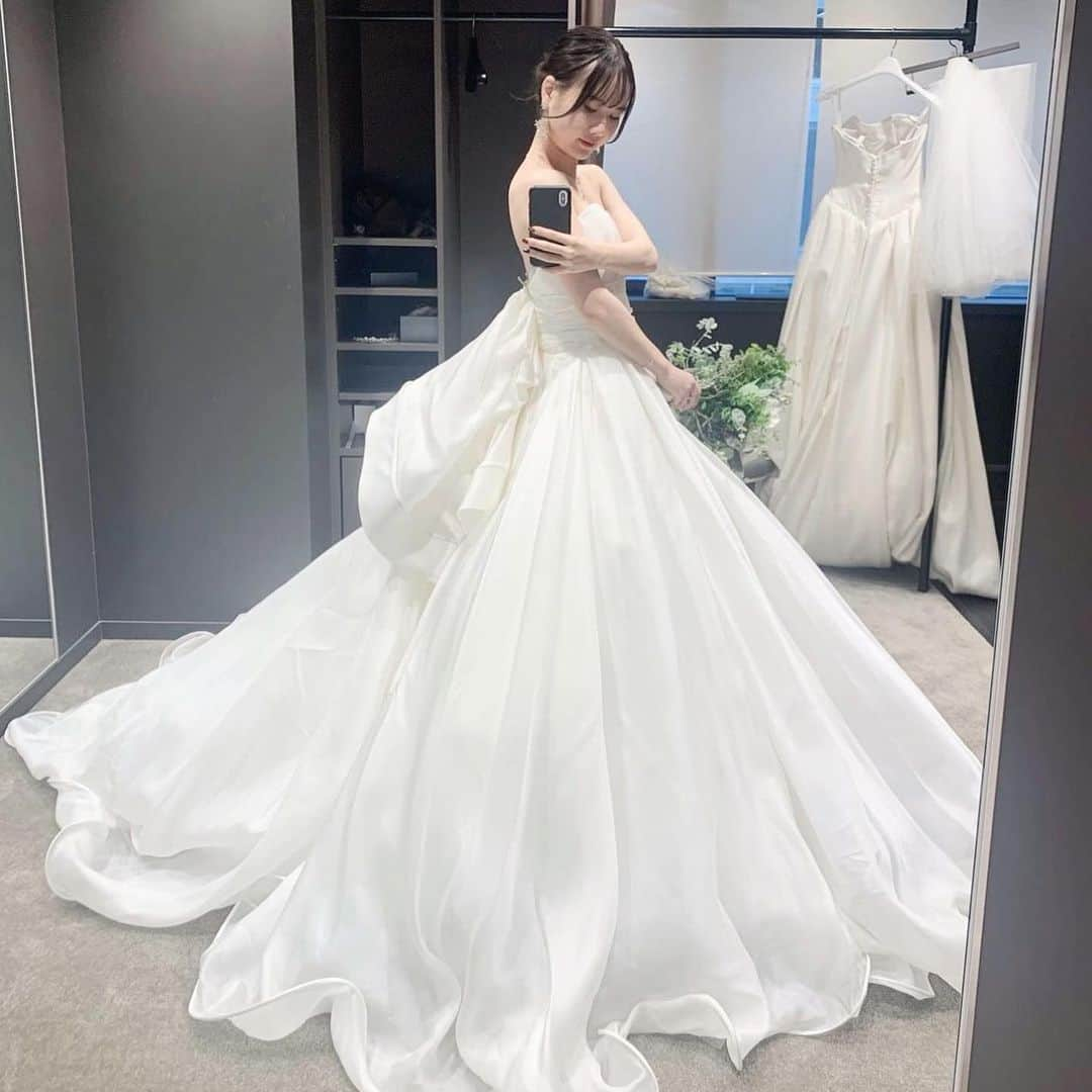 Choole 業界初、オンライン結婚式準備サービスさんのインスタグラム写真 - (Choole 業界初、オンライン結婚式準備サービスInstagram)「【#アントニオリーヴァ】 こんばんは！トキハナ編集部です✨ - - - - 今回は花嫁の憧れブランド👑 『アントニオリーヴァ 厳選ドレス3選』をご紹介👗 - - - - Photo by @baby_wd82  am.wedding_ @tm_wd0504  - - - - ——————————————————  ⚜️トキハナInstagramとは？ ・結婚式準備に役立つ情報を毎日投稿♡ ・まだ結婚式場が決まっていない花嫁さまへ🌸 ドレス試着・パーソナルカラー診断イベントなど定期開催中👗🌈 ・お見逃しのないよう @tokihana_weddingからフォローください✨  ⚜️トキハナって？ LINEで式場探し使いやすさNo.1✨ 『結婚式場見学予約サイト👰🏻‍♀️』  🕊トキハナの特徴🕊 ・持ち込みOKの式場掲載数No.1(自社調べ)👑 ・即決不要で、最大割引が貰える💰 ・自分たちの費用が見学前にわかるから安心💛 ・LINEでいつでも元プランナーに相談できる💡 ・カンタン診断で好みの式場が見つけられる💖 ・ドレス最大50%オフクーポンもget👗 登録はID検索orQRコードから▼ ID:@608xvfyd  ————————————————— #antonioriva #ウエディングドレス#ドレスブランド#カラードレス#バックリボンドレス#ドレス試着#ドレス迷子#ドレス選び#プレ花嫁#卒花嫁#トキハナ」6月27日 19時38分 - tokihana_wedding