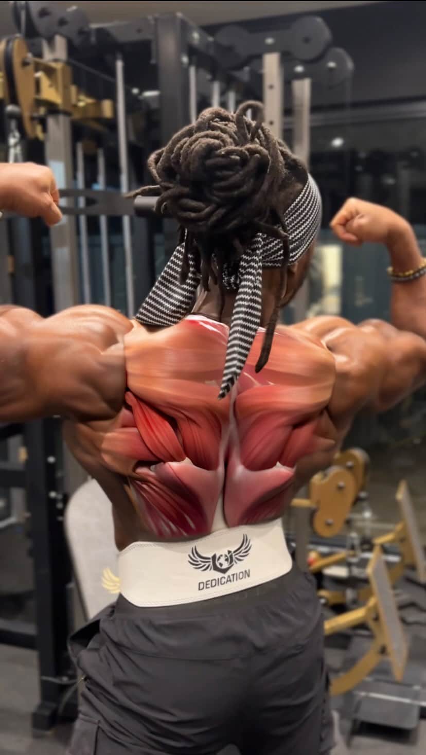 Ulissesworldのインスタグラム：「Gorilla back loading 🔥 Are you looking to thicken your back?  If you’re looking to grow thickness into your back then you need to add these Chest Supported Exercises into your back routine 💪🏾  Exercises: Chest supported Lat Pull-down Chest supported Dumbbell Rows  If you want me to help you grow your back and achieve your fitness goals, dm me COBRA 📲」