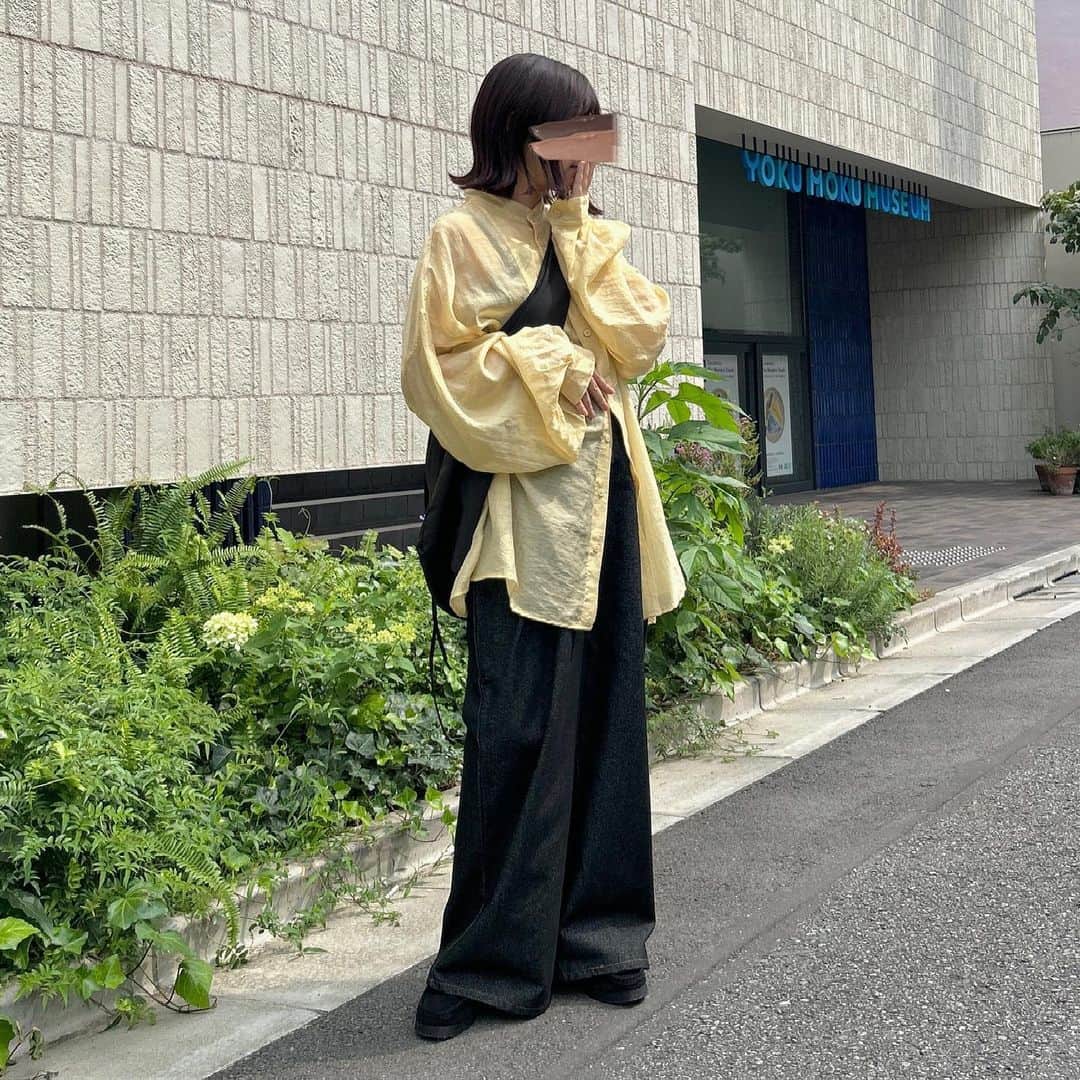 tarouのインスタグラム：「昨日のリアルコーデ🐤♡    黄色似合いますねって言われてから 黄色大好きになった(チョロい)  合わせてるのはもちろん着痩せデニムです🙋🏻  最近暑いからか麺ばっかり食べてて (パスタとか蕎麦とかうどんとか) 久しぶりにパン食べたかもしれない😶❕  暑い日続くから体調崩さないように 程々に頑張ろうね👍🏻    tops： @irohani.official (7月入荷) pants： @irohani.official (7月入荷) bag： @irohani.official  shoes： @clarksoriginals      #ゆるコーデ #夏コーデ #カジュアルコーデ  #パンツコーデ #シアーシャツ #デニムコーデ  #ワラビー #clarks #骨格ストレート  #おでかけコーデ #低身長コーデ #ラフコーデ」