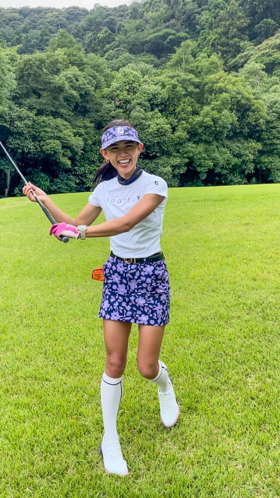 坪井ミサトのインスタグラム：「エンジョイゴルフ⛳️ スコアは95😂 エンジョイしたので良しとしましょう！！笑  早くドライバー安定してください🥹  ウェアもシューズも @footjoy.japan 💜  #ゴルフ #ゴルフ女子 #ゴルフウェア #golf #golfwear #footjoy #workout #ゴルフ大好き」