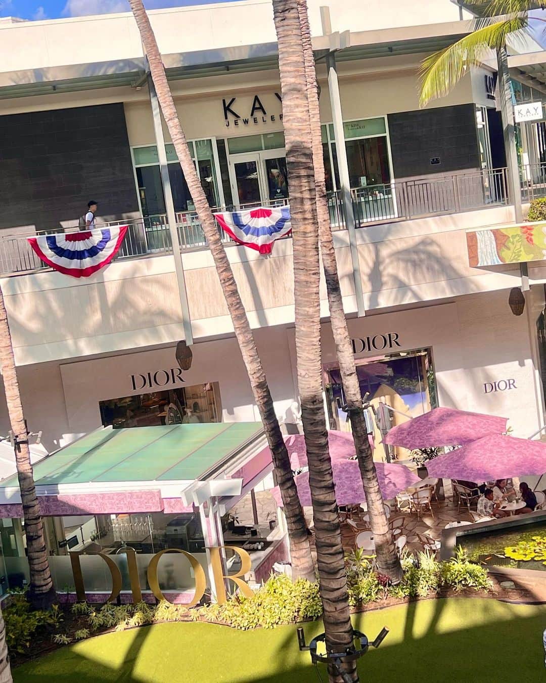 ののさんのインスタグラム写真 - (ののInstagram)「♡DIOR CAFE♡ ハワイのアラモアナショッピングセンターにあるDIORのカフェへ行ってきたよ アイスカフェラテとマカロン3個（大きめで味は自分で選べる）  税金、チップ含めて$59位に、、、😂🧐🥹 #ディオールカフェ#ハワイカフェ#ハワイカフェ巡り#ハワイグルメ#ワイキキグルメ#ワイキキカフェ#ホノルルグルメ#ホノルルカフェ#ディオール#ティファニー#ティファニーt#ハワイ#ハワイ旅行#ハワイ観光#ナイキ#ナイキサンダル #スポーツサンダル#hawaii#waikiki#tiffany#dior#nike」6月28日 6時56分 - nonoko0309