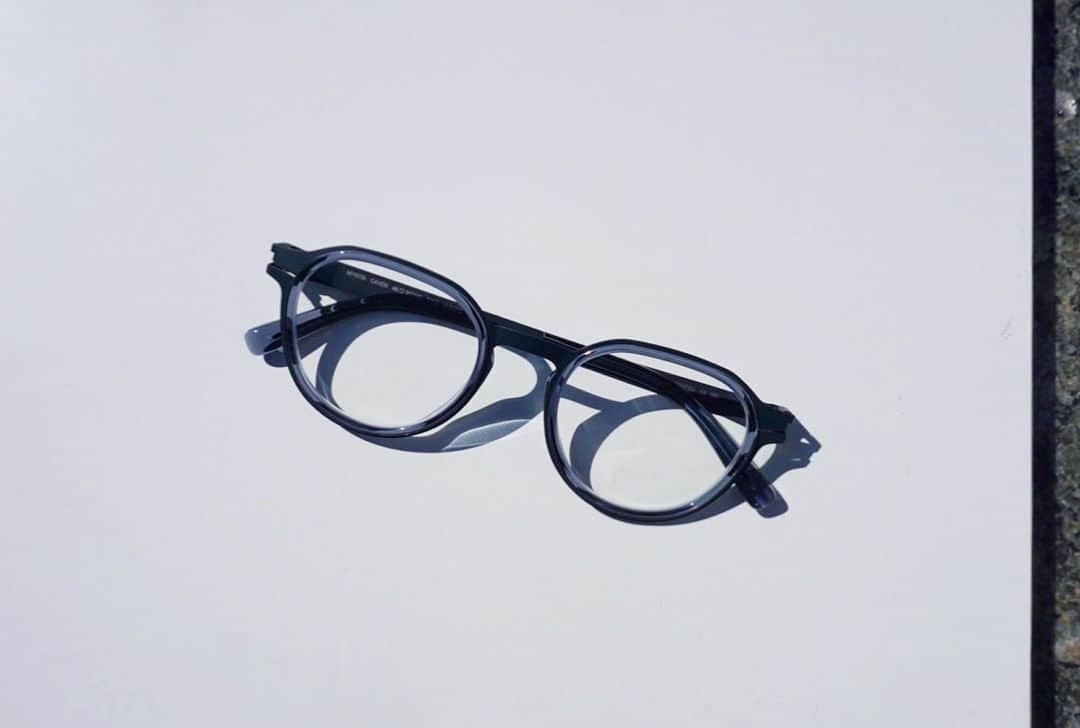 MYKITA SHOP TOKYOのインスタグラム：「【NEW ARRIVAL ”CAVEN”】   ACETATE RINGS Collectionより新作”CAVEN” が入荷致しました。 どんなスタイルにもはまりやすい、クラウンパントシェイプです。アセテートリング部分がクリアなので、マットなステンレスとの素材の違いがバランスよく表現されています。  NEW ARRIVAL "CAVEN"   New "CAVEN" from ACETATE RINGS Collection has just arrived. The crown punt shape is easy to fit in with any style. The material differences of the clear acetate ring and the matte stainless steel are  well balanced.  #mykita  #eyewear  #eyewearfashion  #マイキータ  #メガネ」