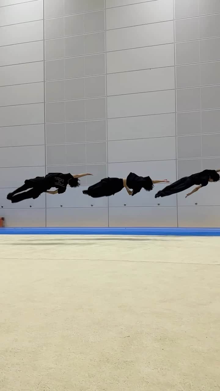 佐藤三兄弟のインスタグラム：「きりもみ横からバージョン🐬✨ #佐藤三兄弟 #一卵性 #三つ子 #アクロバット #男子新体操 #triplets #acrobat #rhythmicgymnastics」