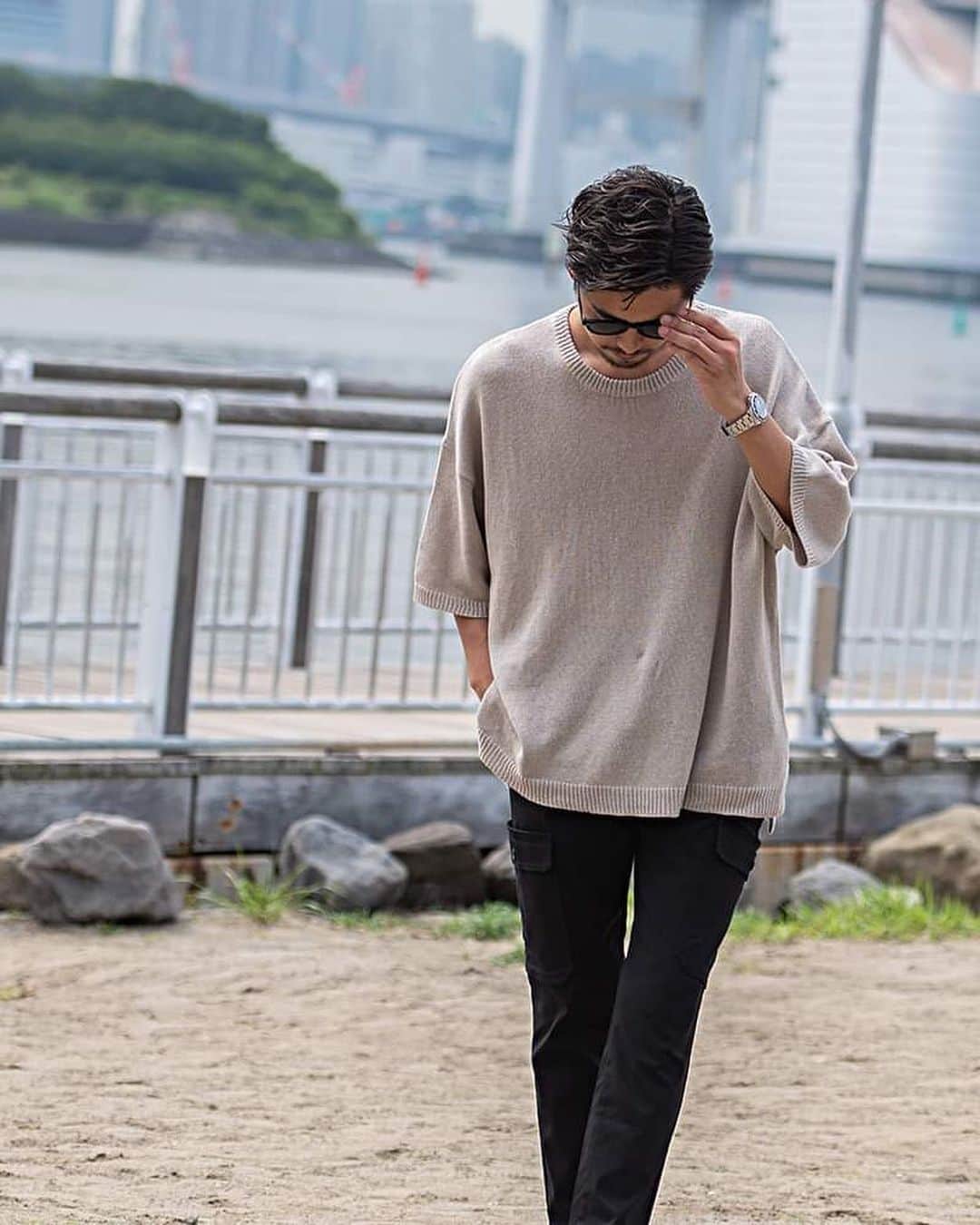 BITTER STORE OFFICIAL Instagramのインスタグラム：「. //綿麻素材のルーズニットで大人の着こなし！//  清涼感のある綿麻素材とゆったりとしたビッグシルエットが春夏にぴったりなサマーニット😘💨  バランスの良いルーズシルエットにドロップショルダー、浅めに入ったサイドスリットが今っぽい抜け感と動きのあるシルエットを演出します🔥  サラッとしたリラックスした雰囲気ながらTシャツよりもキレイめな印象で着こなせるサマーニットは、春夏シーズンにワードローブに加えたいアイテム😁  シンプルな無地のデザインで、タンクトップなどインナーとのレイヤードコーデも楽しめる大人な一着です⚡  購入は写真をタップ！ 品番:cab23-10  #bitter #bitterstore #mensfashion #mensstyle #メンズスタイル #メンズファッション #ニット #ニットコーデ #半袖ニット #ニットスタイル #黒パン #黒ニット #ベージュコーデ」