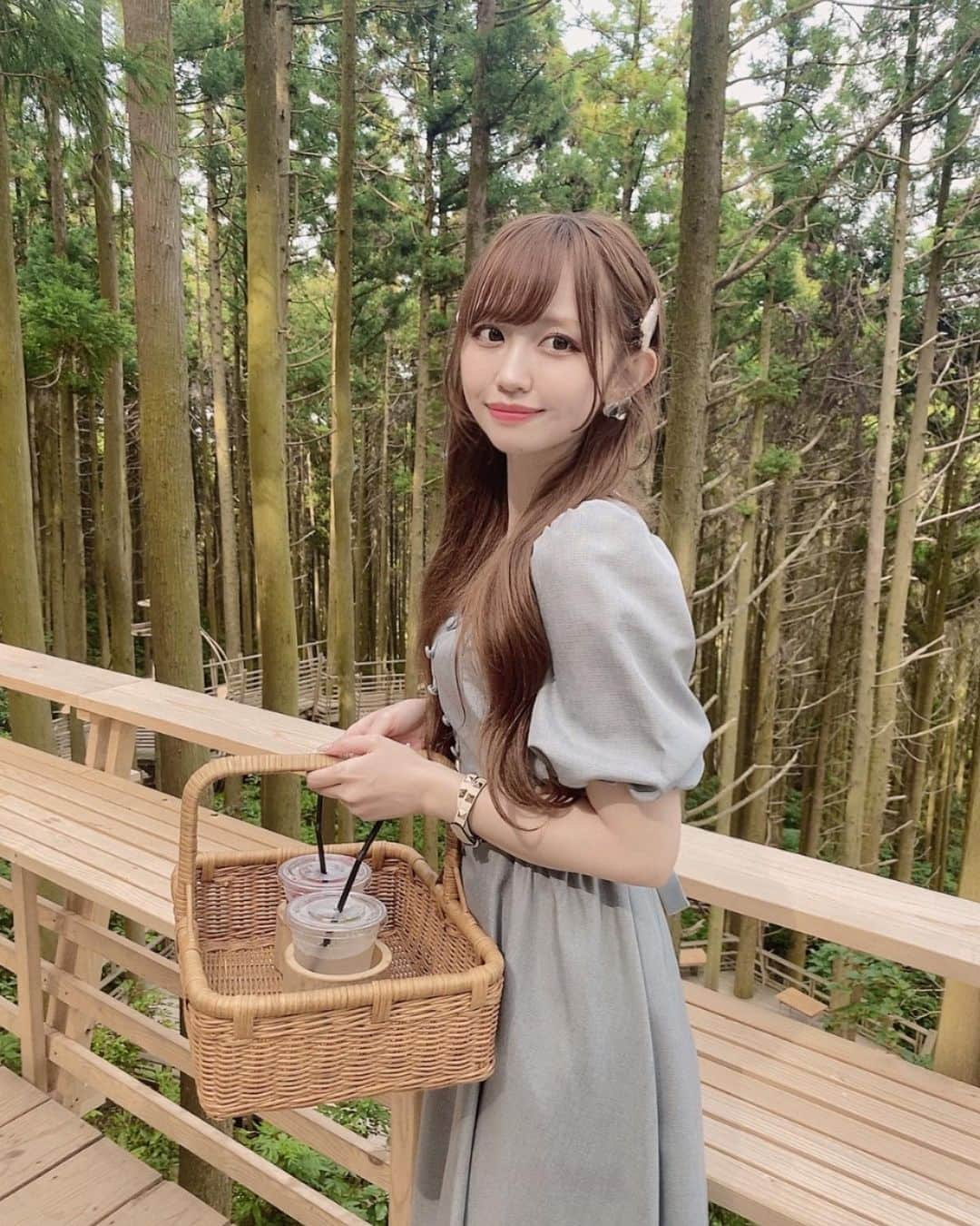 新木さくらさんのインスタグラム写真 - (新木さくらInstagram)「⁡ 行ってみたかった、白糸の森🌳🤍🤍 映えでしかなかったー！！暑いけど森の中やけん涼しかった〜！ ⁡ ⁡ #糸島 #白糸の森 #森のカフェ」6月27日 19時53分 - araki_sakura14