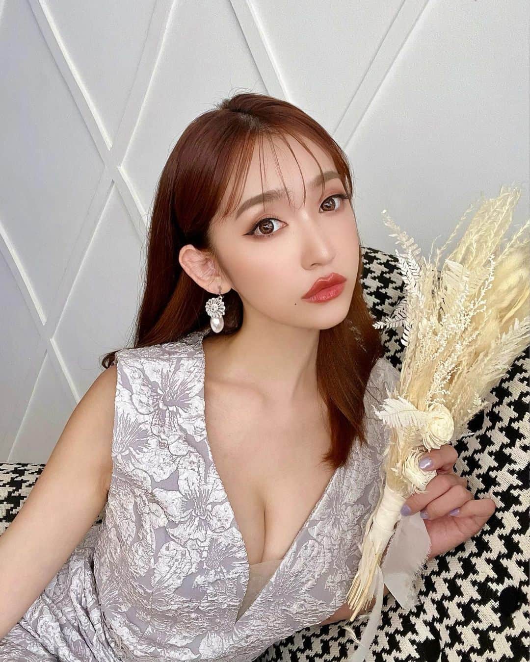のインスタグラム：「@dress_sugar  @jewels_dress_official  新作ドレスの撮影に行ってきたよ💛  めっちゃ今回も可愛いドレスいっぱいで 毎回撮影が楽しくて嬉しい😆✨✨✨  髪の毛は渋谷の @vaice_official_account にて @kooo2u にお気に入りの オレンジと赤っぽいブラウンカラーと アロマヘッドスパしてもろた💛✨  本当に気持ちよくて幸せな時間✨  癒されるし髪の毛もサラサラなって 頭皮からスッキリするので 本当におすすめですっ✨✨✨  #sugar#dress#ドレス#撮影#vaice#shibuya#hedspa#hairstyle#haircolor」