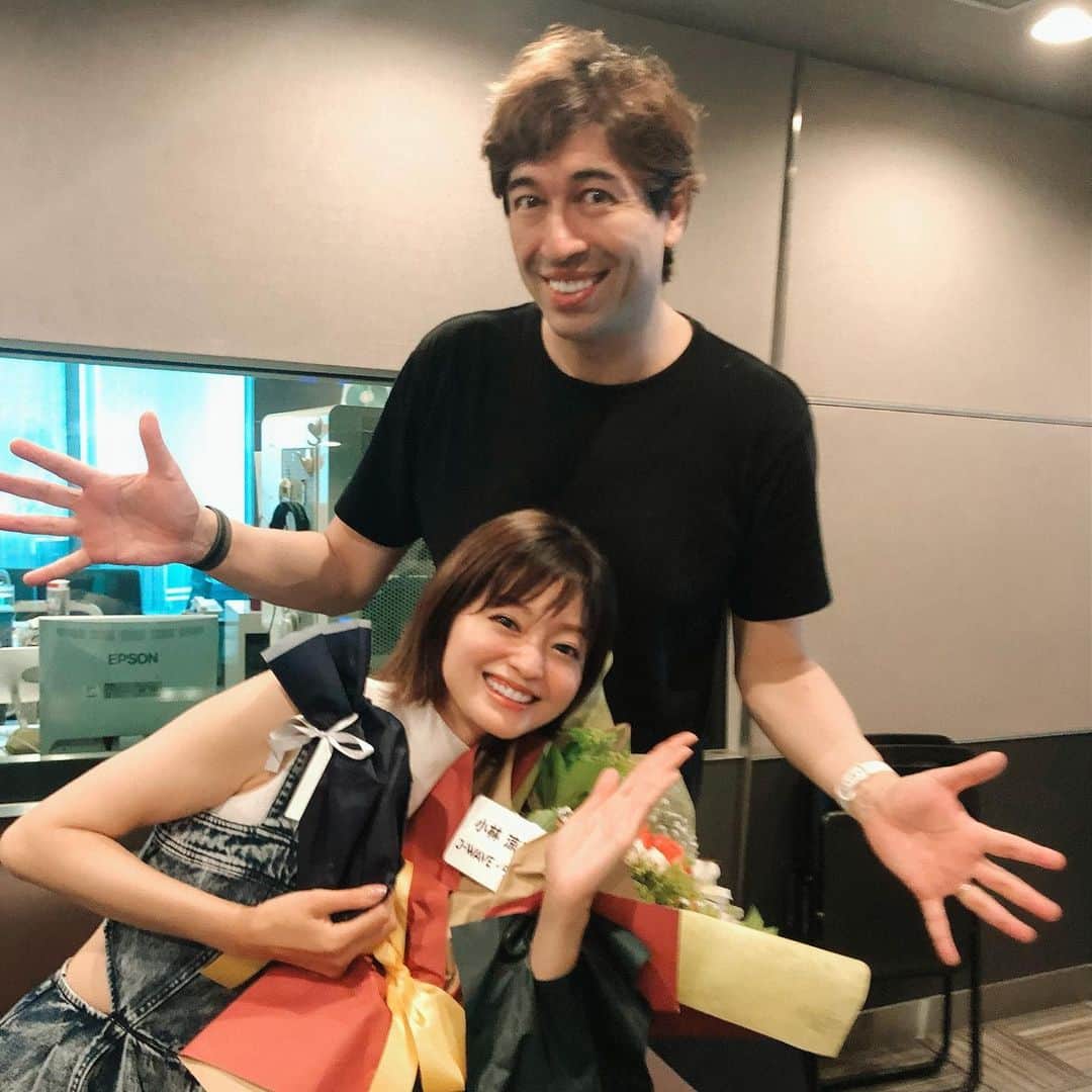 のインスタグラム：「. サッシャさんと一緒に 1月から火曜日のナビゲーターを 担当させていただきました J-WAVE「STEP ONE」📻 本日をもって、卒業しました。  ノイハウス萌菜さんの産休に伴い 機会をいただき、 私にできるのかな…🫣と毎回ドキドキでしたが、 サッシャさんは 自信のない私の良いところを沢山見つけて褒めてくださって、 ヒヤッとした時はすかさずサポートしてくださり…🥲  プロデューサーさん、 ディレクターさんスタッフの皆さん 全員が本当にあたたかく 愛が溢れていて 私にとってかけがえのない時間となりました。  今日まで、 メッセージを送ってくださったり、 放送を聞いてくださった皆さま そして、 支えてくださったスタッフの皆さま 本当にありがとうございました。 改めて感謝です😌💓  またいつか…どこかで…！  @jwave813  @stepone813  @sascha348  @ilohas_jp」