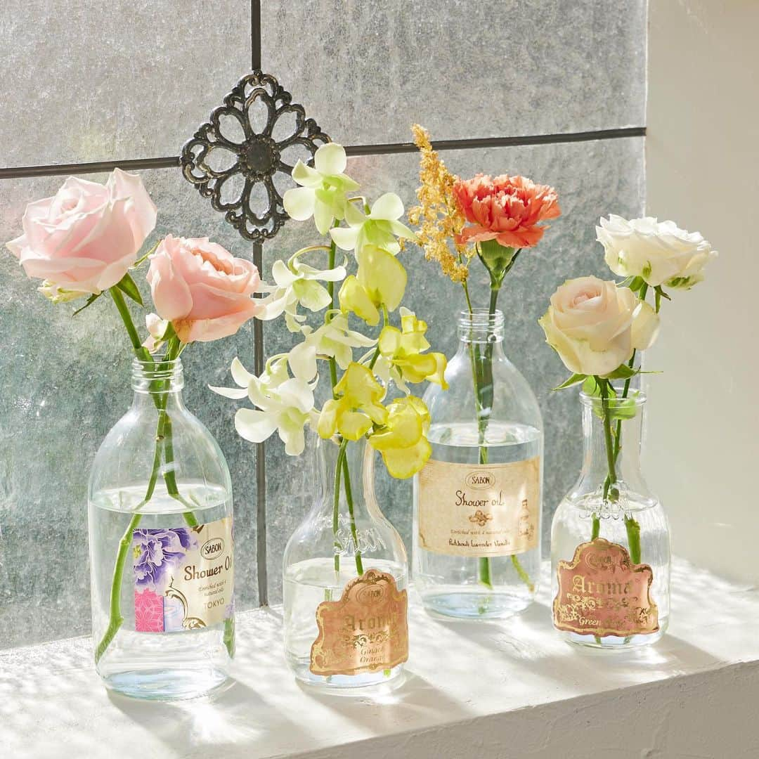 SABON Japanさんのインスタグラム写真 - (SABON JapanInstagram)「【フラワーアレンジメントでいつもの空間に彩りを💐】  SABONは創業当初よりデザインの良いガラス瓶を見つけ、 その瓶に似合うアイテムは、 何か想像しながら新しい製品を生み出してきました。  「中身を使い終わった後の空き瓶をインテリアとして飾ったら、暮らしがより豊かになるのでは」 SABONならではのこの想いも、 SABONの製品がガラス瓶に入っている理由の一つです。  豊かな香りとこだわりの素材の製品を使用した後は、 フラワーベースとして新たな命を吹き込みながら 再び生活を潤し特別な空間に✨  SABON l’Atelier SPAでは使い終わった SABON製品の空きガラス容器回収を実施しております。  回収した空きガラス容器は、店内装飾やアーティストとの コラボレーション作品などにアップサイクルしています。  #sabon#reuse#relove#renew#recyclings#サボン#リサイクル#サスティナブル#エコ#エコ活動#再利用#ガラス#リユース#インテリア#再利用#空き瓶#環境#地球環境#花瓶#フラワーベース#ガラス瓶#ナチュラルな暮らし#サボンアトリエスパ #アースデイ#アップサイクル#ネイチャーマイレージクラブ#リユース」6月27日 19時49分 - sabon_japan