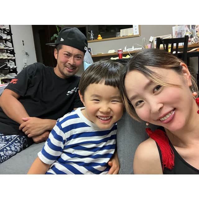のインスタグラム：「本日、6月27日結婚記念日👰💍🤵  オシャレしてオシャレな店でオシャレな物を食べるより、 焼肉が好きな夫婦です🥩🍖🥓🍗🍚🥢🍻  毎年、焼肉な気がする笑  いつもありがとう🤍  8年目もよろしくね👨‍👩‍👦🤍  #weddinganniversary #結婚記念日 #0627 #記念日 #7anniversary #8年目  #焼肉 #👨‍👩‍👦 #iloveyou #ありがとう  #ここのホルモン焼肉屋さん最高  #今日は上ロースとマルチョウが優勝 #息子は韓国海苔ばかり食べる #激辛肉入りスープ1人で食べて腹パン #いつも腹八分目がわからない」