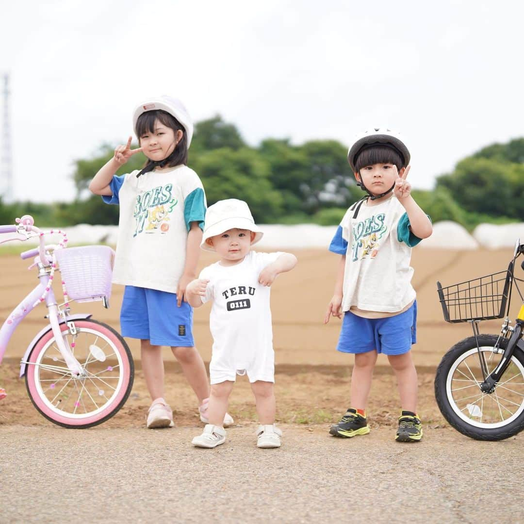 ゆずみつのインスタグラム：「新しいレンズが届いたので子供達と自転車練習の様子をパシャり📷✨  初めてのGMレンズに興奮しながらもまだまだ慣れずピントが四方八方へ…笑  今回は画像の色味はそのままです！ たまにレタッチしてます✨ といっても以前お世話になった秀康さんのプリセットを使うだけですが😂 でもこれがめちゃ便利です！  僕もたくさん練習して素敵な家族の写真が撮れるようになりたいよ…（カメラ歴8年なのにいまだに初心者🔰）  動画でも使っていこうと思うので変化に気付いてもらえたら嬉  みつの自転車練習の様子はまた近々YouTubeでお見せしたいと思うのでお楽しみに！ その時はiPhoneで撮影したんだけどカメラの性能上がりすぎてて驚いた🥺 これからはiPhoneもたくさん使っていこうって思いましたね…！  全然話変わるけど暑い日の外で食べるアイスって最高だよね😆  #ゆずみつ #ゆずみつといっしょ #三姉弟 #おそろコーデ #キッズコーデ #カメラ好きな人と繋がりたい #カメラ初心者 #子どもの日常をもっと写真に」