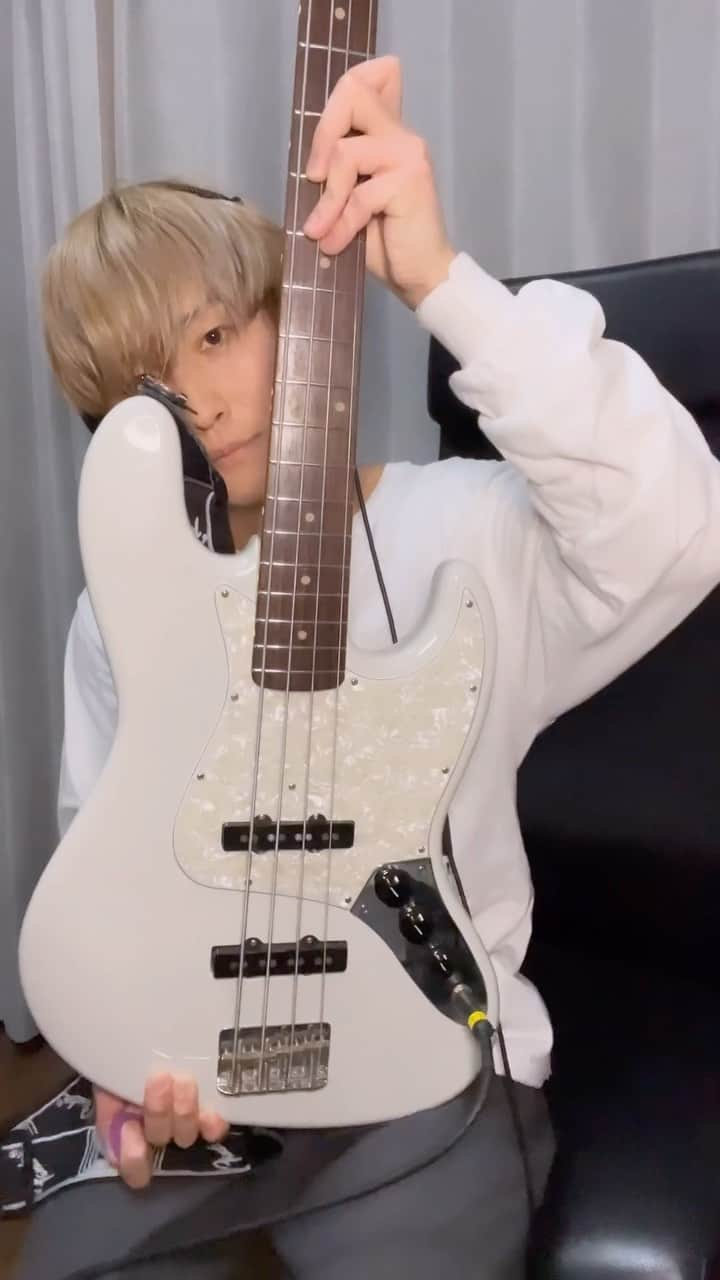 辻怜次のインスタグラム：「最近、【推しの子】を推してます。  アイドル / YOASOBI  #Bentham #bass #basssist #bassplayer #bassguitar #bassplay #electricbass #electricbassguitar #band #japaneserock #pick #pickbass #alternatepicking #downpicking #slap #slapbass #fcgr #freedomcgr #freedom #フリーダム #jb #jazzbass #rotosound #rotosoundstrings #yoasobi #推しの子 #oshinoko #アイドル #ベース #ベーシスト」