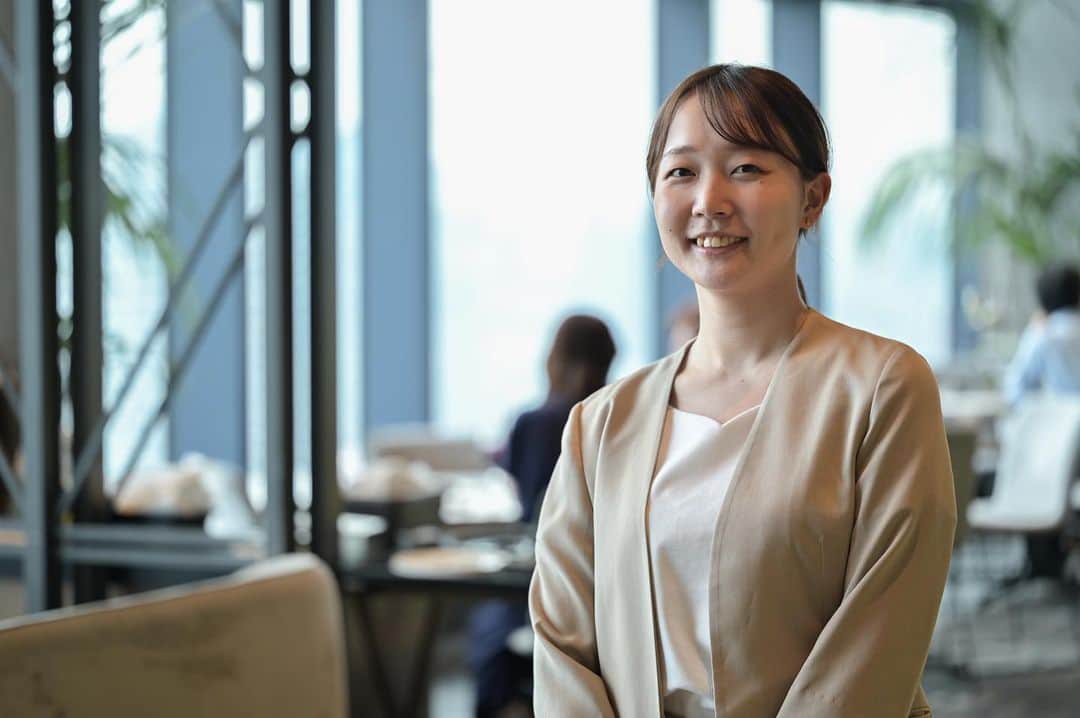 のインスタグラム：「企業に眠るストーリーを、活躍するメンバーの言葉を通じて伝えるプラットフォーム「talent book」へ、新着ストーリーをUPしました。  今回は、記念日に利用されることが多い「THE PENTHOUSE with weekend terrace」にて活躍している田中果可子のストーリーです。  2020年4月に入社。前職はパティシエとして活動されていた。お客様の喜ぶ顔を見た時にもっと表に立つ仕事をしたいという気持ちが強くなり、パティシエから、サービス職へ転身。入社3年後の現在は新入社員の育成、SNS運用、お客様のプロポーズ演出考案から実行まで自身の仕事の幅を広げています。  観察力を武器にお客様に喜んでいただけるポイントを常に探し最高のおもてなしをする田中の現在、目標として掲げるのは 【苦手な数字の業務に挑戦し、自分のスキルを高めいくこと、仕事においてもっと頼れる先輩になりたい】と強い思いを語る  「talent book」では、ポジティブドリームパーソンズの”今”を、働くメンバーの思いや活動を通して、より身近にお伝えしてまいります。 ＜新着＞ 常に自身のスキルを高め、お客様の記憶に残る最高なおもてなしを。 #確かな感動が生まれる場所　#pdp_culture #positivedreampersons #pdp #感動創出企業」