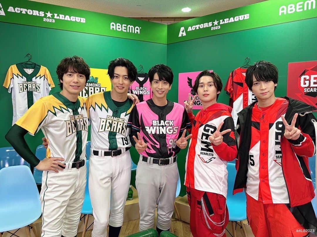 田村心のインスタグラム：「_ 「アクターズリーグ☆パーティー」 昨日ご視聴いただきありがとうございました！！ ⁡ 出番直前 ⁡ ⁡ ⁡ あなたとんでもなく かっこいい方々の中に入るけど大丈夫そ？ ⁡ あなたとんでもなく 小顔のお二人に挟まれて座るけど大丈夫そ？ ⁡ ⁡ ⁡ ってマネージャーさんに心配されました。 ⁡ ⁡ こんな素敵なメンバーに 入れていただき光栄です。 ⁡ ⁡ ⁡ 楽しかったなぁ ⁡ ⁡ ⁡ ⁡ プロデューサー 麻璃央くんの思いを胸に 野球未経験ではありますが 皆さんに楽しんでいただけるように 自分も頑張ります。 ⁡ ⁡ ⁡ 『ACTORS☆LEAGUE in Baseball 2023』 ⁡ ⁡ ⁡ 開幕まであと６日。 ⁡ ⁡ ⁡ 東京ドームで待ってます！！！！ ⁡ ⁡ では！！！」