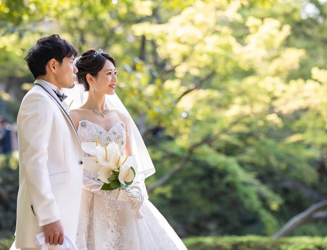 中西華菜さんのインスタグラム写真 - (中西華菜Instagram)「【結婚式レポ①】  カメラマンさんに撮ってもらった写真データがついに届いたので、少しずつ結婚式レポしていきます💒🧡お付き合い下さい😆🙏  当日はとっても天気に恵まれ、気温もちょうどよく結婚式日和でした🧡桜もなんとか持ってくれた🌸(八芳園はいろんな種類の桜の木があるので、開花に時差があり、桜が咲いている期間が長いのも魅力の一つ🌸)  お庭でファーストミートをやった時に旦那っちがサプライズで大きな花束をくれまして💐サプライズは大の苦手だから全く期待してなかったので、まさかすぎて最高の滑り出しでした☺️✨  いい瞬間がたくさん写真に収められてて嬉しい！！ (最初の方は表情固いね🤣)  まだまだ続きます...😌  #結婚式レポ #卒花嫁 #はち花 #八芳園花嫁 #八芳園ウェディング #ファーストミート #ファーストミートサプライズ」6月27日 19時57分 - kananakanishi