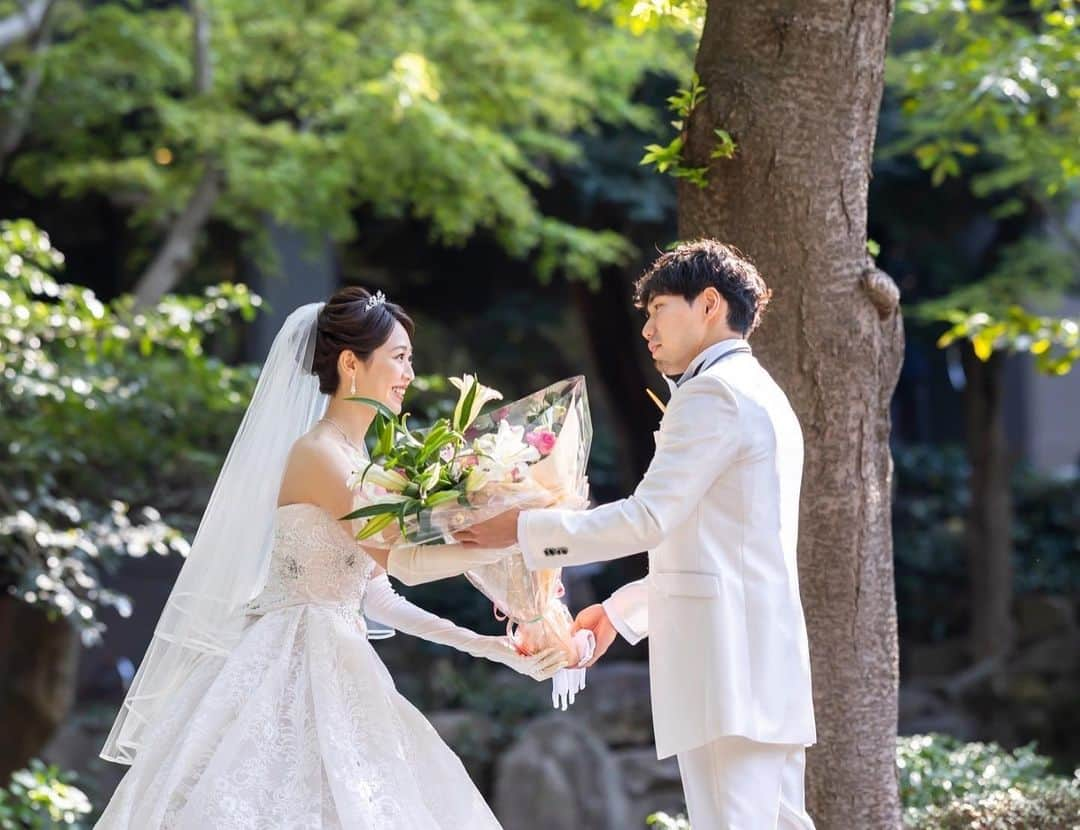 中西華菜さんのインスタグラム写真 - (中西華菜Instagram)「【結婚式レポ①】  カメラマンさんに撮ってもらった写真データがついに届いたので、少しずつ結婚式レポしていきます💒🧡お付き合い下さい😆🙏  当日はとっても天気に恵まれ、気温もちょうどよく結婚式日和でした🧡桜もなんとか持ってくれた🌸(八芳園はいろんな種類の桜の木があるので、開花に時差があり、桜が咲いている期間が長いのも魅力の一つ🌸)  お庭でファーストミートをやった時に旦那っちがサプライズで大きな花束をくれまして💐サプライズは大の苦手だから全く期待してなかったので、まさかすぎて最高の滑り出しでした☺️✨  いい瞬間がたくさん写真に収められてて嬉しい！！ (最初の方は表情固いね🤣)  まだまだ続きます...😌  #結婚式レポ #卒花嫁 #はち花 #八芳園花嫁 #八芳園ウェディング #ファーストミート #ファーストミートサプライズ」6月27日 19時57分 - kananakanishi