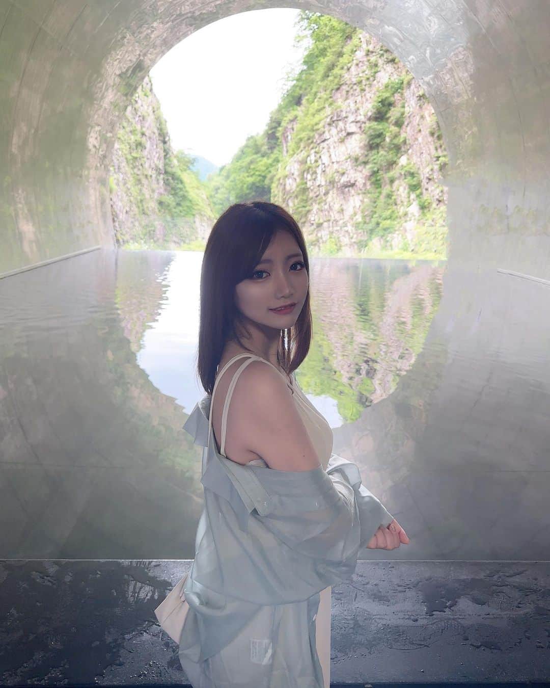 YUINAさんのインスタグラム写真 - (YUINAInstagram)「めちゃくちゃ綺麗だった︎‪🫶🏻  でも、めちゃくちゃ歩いた。笑  逆行になってしまって顔が怖い、、、  #清津峡渓谷トンネル」6月27日 19時59分 - y_i_n35