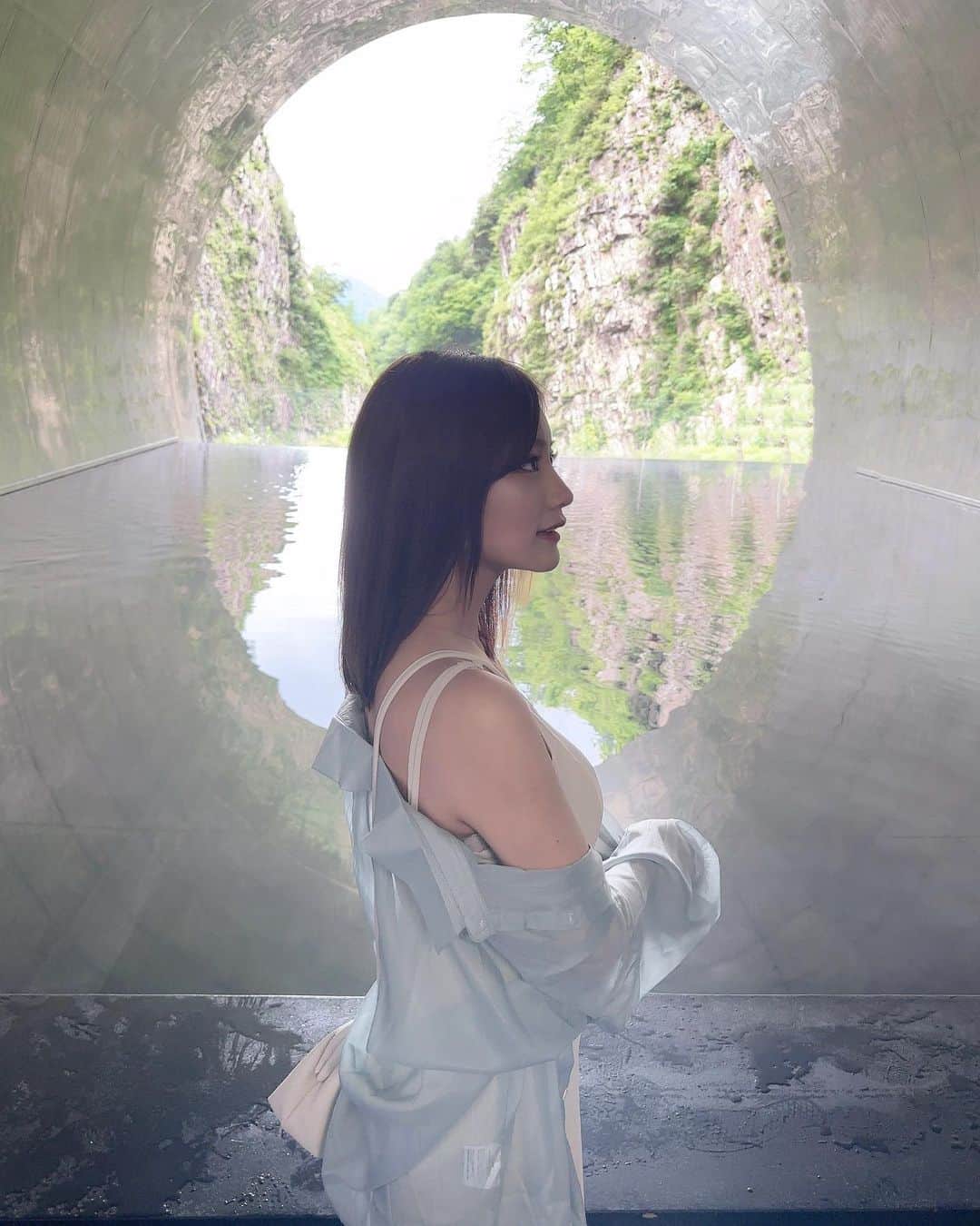 YUINAさんのインスタグラム写真 - (YUINAInstagram)「めちゃくちゃ綺麗だった︎‪🫶🏻  でも、めちゃくちゃ歩いた。笑  逆行になってしまって顔が怖い、、、  #清津峡渓谷トンネル」6月27日 19時59分 - y_i_n35