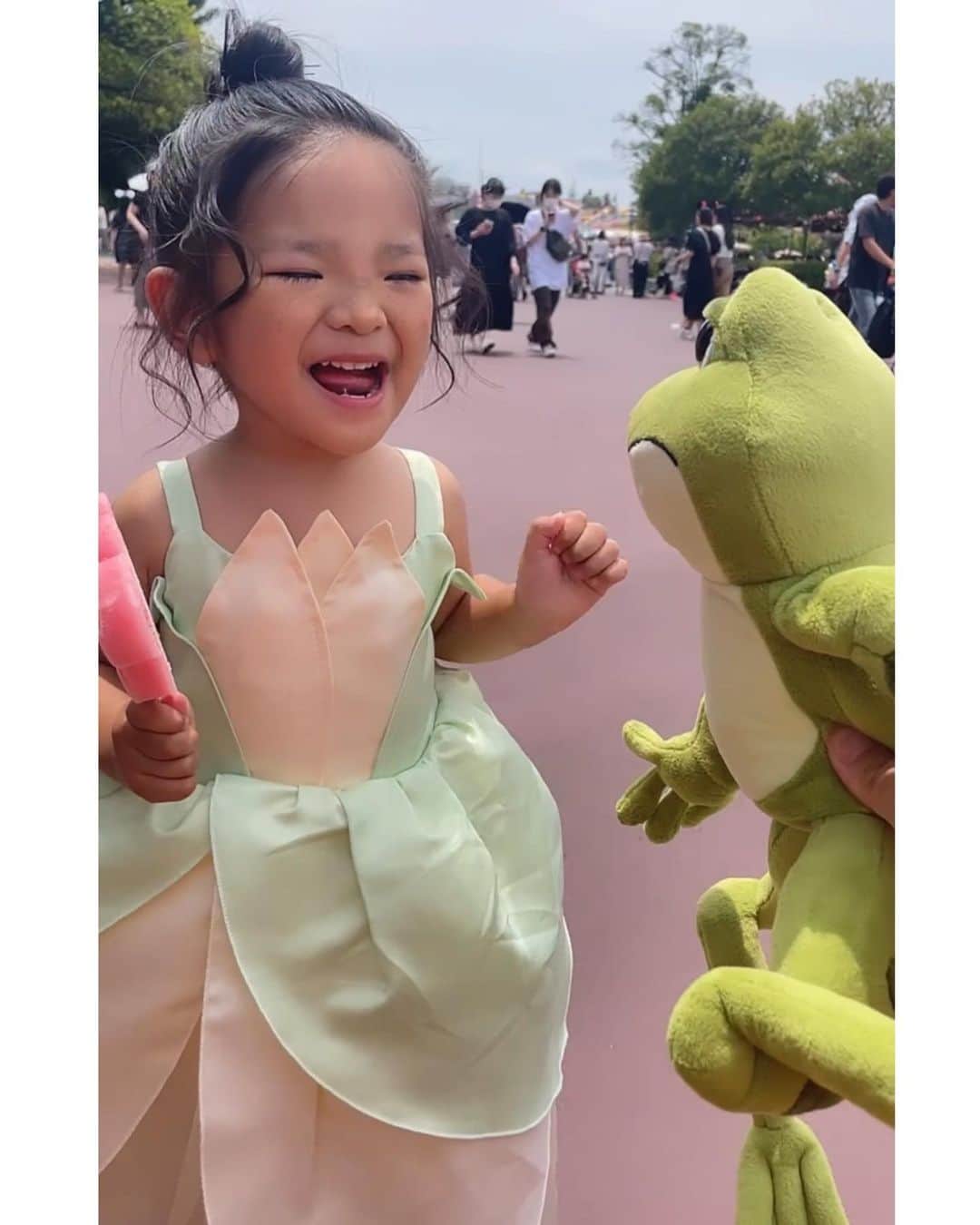 miniさんのインスタグラム写真 - (miniInstagram)「Luv my  princess👑💓💜🩵  今年はアリエルがハマってるプリンセスと魔法のキスのティアナ🐸👄💚  可愛すぎるティアナのドレスは、チュチュの中にライト仕込んでみましたver💡✨✨  めちゃくちゃ光ってて可愛かった😍🪄✨✨✨ ミッキーもミニーも大喜びしてくれてました🤩💞  この日も皆に可愛い💞って言ってもらえれて良かったね🥹💚💚  #tokyodisneyland #theprincessandthefrog #princesstiana #tiana #tdl #東京ディズニーランド #プリンセスと魔法のキス #プリンセスティアナ  #ティアナ #ベビーティアナ #あんまり気づいてもらえてないけど私もレストランの時のティアナをイメージしてるよ💛」6月27日 20時00分 - mini.stagram