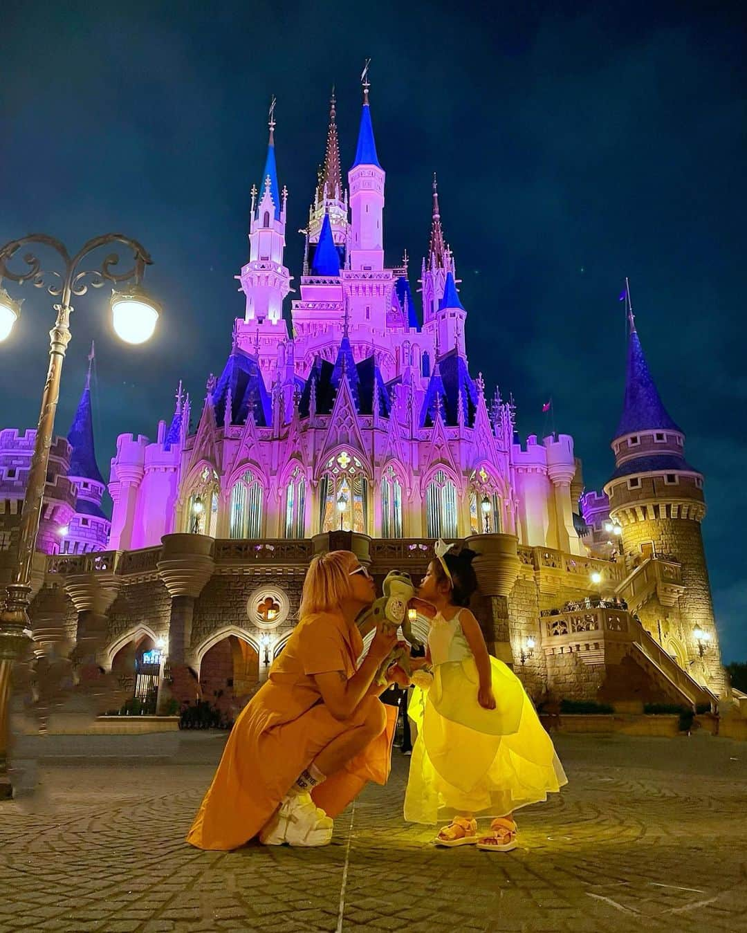 miniさんのインスタグラム写真 - (miniInstagram)「Luv my  princess👑💓💜🩵  今年はアリエルがハマってるプリンセスと魔法のキスのティアナ🐸👄💚  可愛すぎるティアナのドレスは、チュチュの中にライト仕込んでみましたver💡✨✨  めちゃくちゃ光ってて可愛かった😍🪄✨✨✨ ミッキーもミニーも大喜びしてくれてました🤩💞  この日も皆に可愛い💞って言ってもらえれて良かったね🥹💚💚  #tokyodisneyland #theprincessandthefrog #princesstiana #tiana #tdl #東京ディズニーランド #プリンセスと魔法のキス #プリンセスティアナ  #ティアナ #ベビーティアナ #あんまり気づいてもらえてないけど私もレストランの時のティアナをイメージしてるよ💛」6月27日 20時00分 - mini.stagram