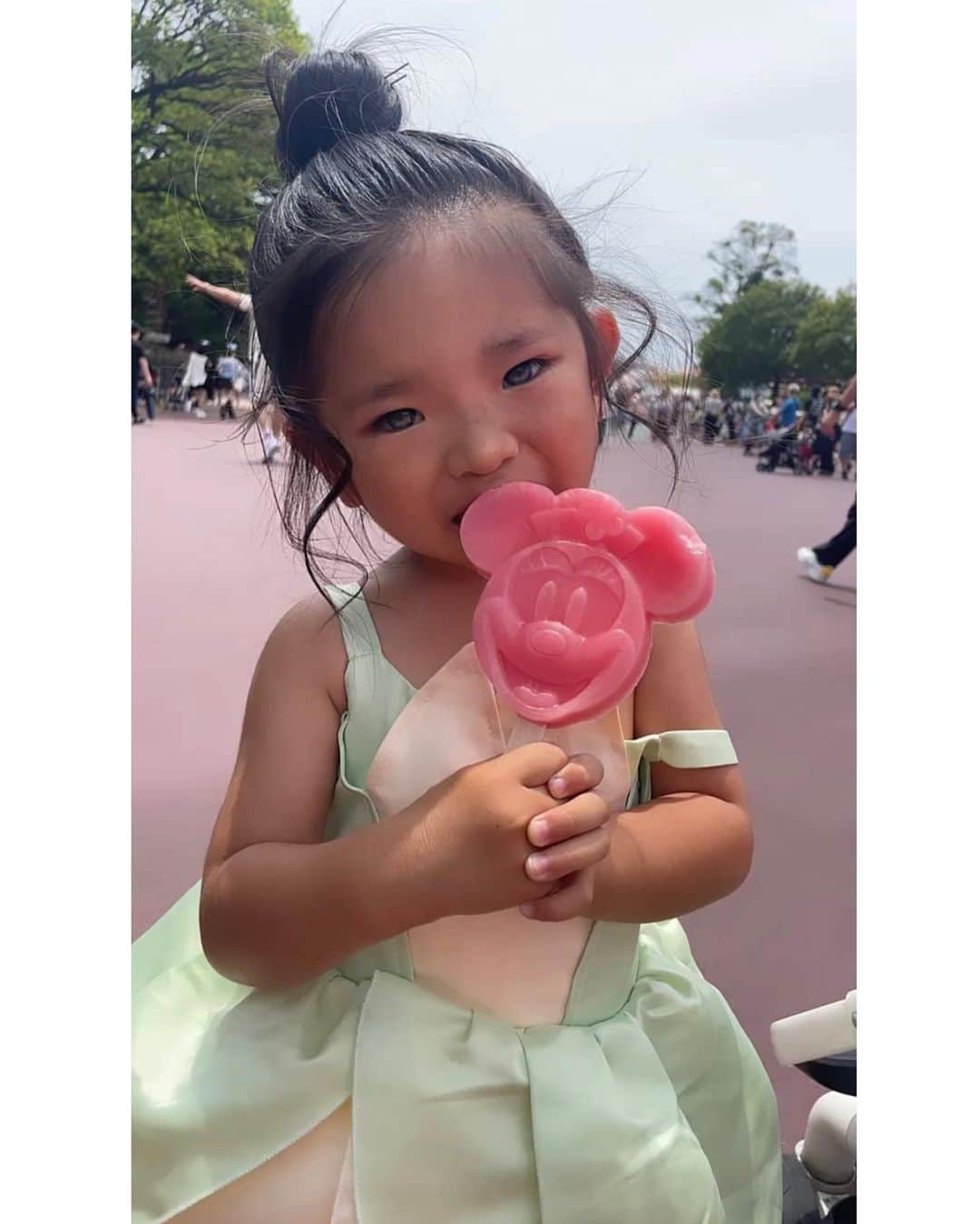 miniさんのインスタグラム写真 - (miniInstagram)「Luv my  princess👑💓💜🩵  今年はアリエルがハマってるプリンセスと魔法のキスのティアナ🐸👄💚  可愛すぎるティアナのドレスは、チュチュの中にライト仕込んでみましたver💡✨✨  めちゃくちゃ光ってて可愛かった😍🪄✨✨✨ ミッキーもミニーも大喜びしてくれてました🤩💞  この日も皆に可愛い💞って言ってもらえれて良かったね🥹💚💚  #tokyodisneyland #theprincessandthefrog #princesstiana #tiana #tdl #東京ディズニーランド #プリンセスと魔法のキス #プリンセスティアナ  #ティアナ #ベビーティアナ #あんまり気づいてもらえてないけど私もレストランの時のティアナをイメージしてるよ💛」6月27日 20時00分 - mini.stagram