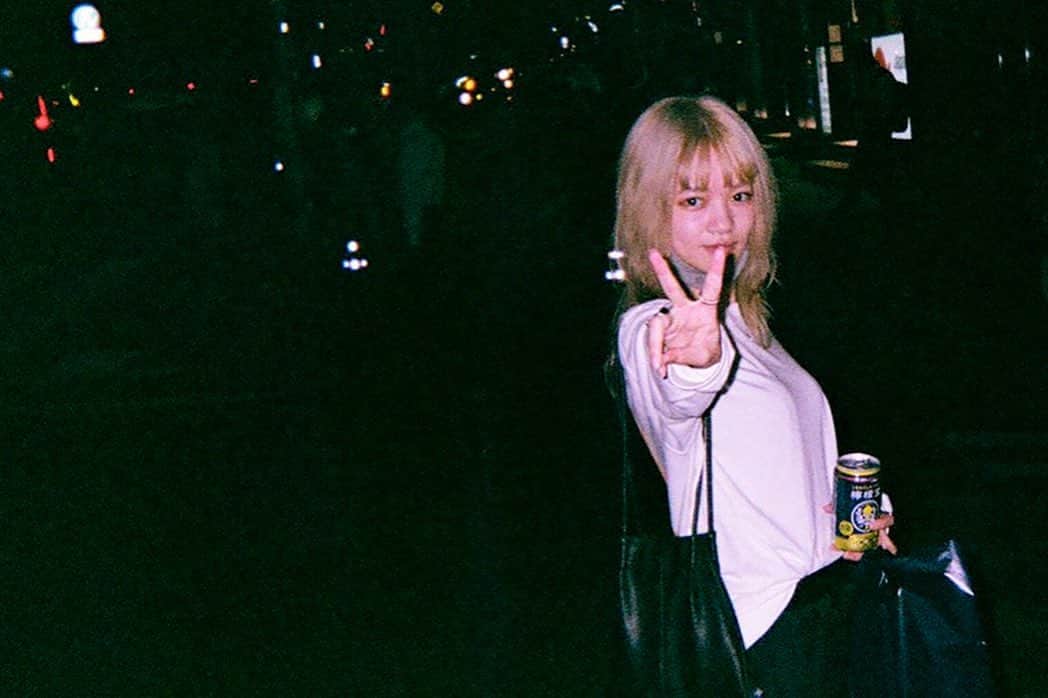 mihoro*のインスタグラム：「投稿頻度が低すぎるために世に放たれなかった写真たちが存在します 普段なかなか写真を撮らないことも投稿頻度に関わってきますが 写真が存在していても特に書きたい内容がない時はそのまま埋もれてしまいます つまり何かを綴りたくなったタイミングと写真が存在するタイミングが一致するときしか投稿していませんでした どうしても綴りたいなにかがある時は 過去の写真を引っ張り出していました そうなんです 過去の写真を平気で投稿しているんです でも誰も気付かないというのは 3年間髪型が全く変わっていないから ましてや帽子なんて被っていたらほぼ一緒 ですがそんな過去の写真たちを引っ張り出してあたかもリアルタイムな写真ですよ感をだすことができなくなってしまうので 世に放たれなかった写真たちを投下いたします つまりそういうことです 見納めです わりとあったので 3投稿くらいしちゃいます 写真の順番 年月はバラバラです よろぴ レロ  1. 檸檬堂ピース 2. 陶芸教室 3. レコーディング爆睡 4. 分かり合えないよMV撮影 5. 馬鹿な女MV撮影 6.7.  NYLON 8. 愛して欲しいのMV撮影 9. ほた可愛い」