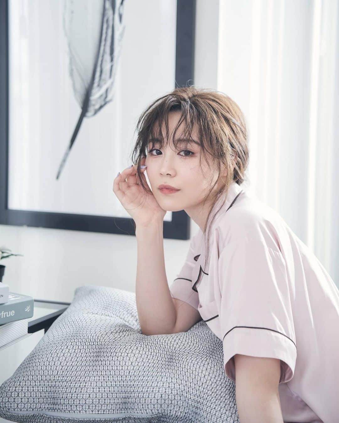 鷲尾伶菜のインスタグラム：「色合いも生地もこだわっております。 寝心地😌」