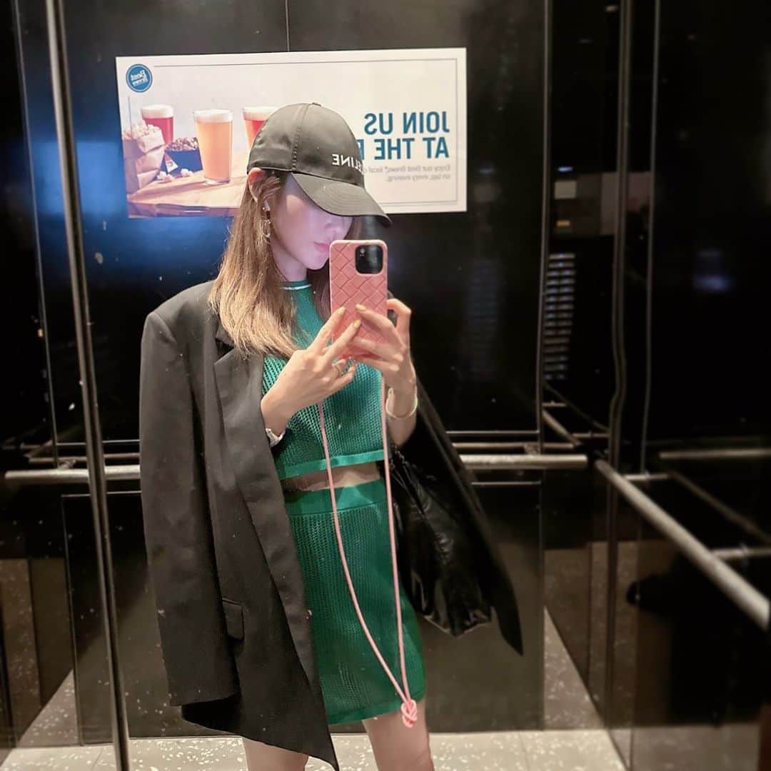 のインスタグラム：「outfit💚💚💚  韓国で唯一撮ってたコーデ写真😂😂 沢山歩けるように足元はスニーカー💚💚  knit,skirt…#miumiu jacket…#therow cap…#celine  bag…#chanel  #fashion#outfit#ootd#cordinate#style#ファッション#コーディネート#コーデ#ママコーデ#大人可愛いコーデ#セットアップ#ミュウミュウ#韓国#韓国コーデ#大人カジュアル#キャップコーデ#グリーン#韓国旅行#seoul#seoultravel」