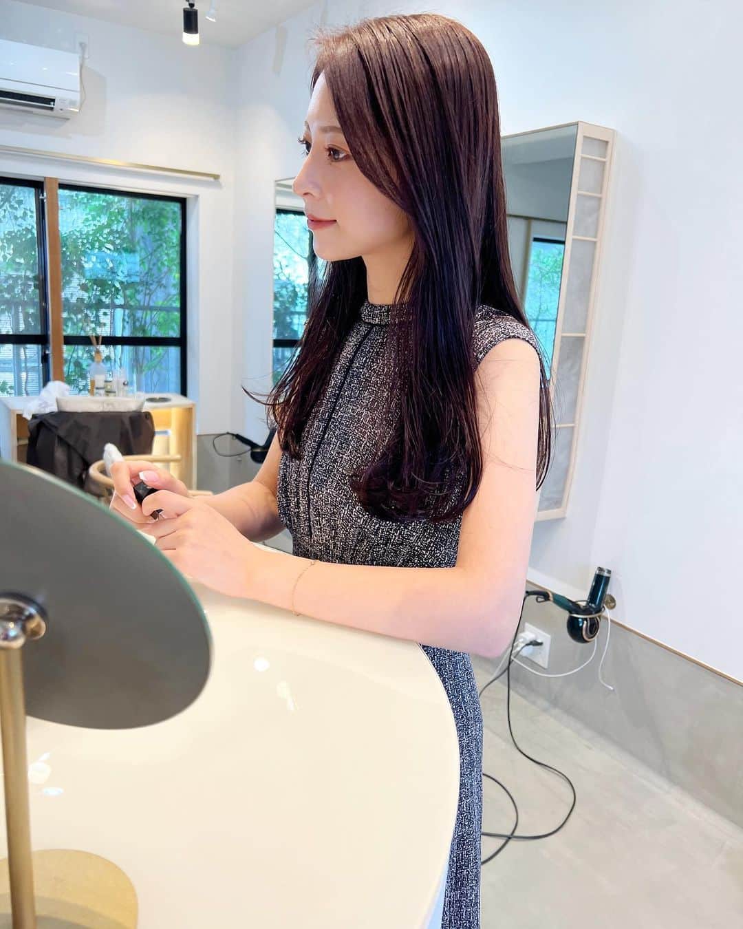 岸本沙季のインスタグラム：「🍇🍃 ・ ・ ・ 髪のメンテナンスだけじゃなくて、いつまでもお洒落や美容の楽しみを忘れず輝く女性でありたいな~と思わせてくれる大切な場所💆🏻‍♀️🤍 ・ ・ dress: @lily_brown_official」