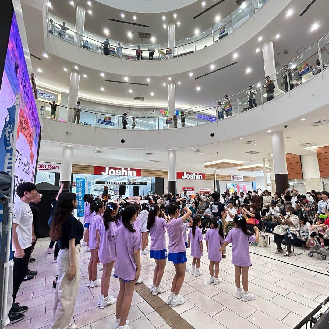 伊藤みきさんのインスタグラム写真 - (伊藤みきInstagram)「【7月1日　びわ湖の日】に向けた環境イベントで、 MLGs体操とトークショーを行ってきました！  24日（土）は、鈴村さん @odorukurashi  と、エニタイムフィットネスさん @anytime_moriyama 、ミースアース滋賀の皆さん @mejshiga 、そして、レイクスチアの方々も一緒に体操してくれました！  イオンモール草津でのMLGs体操は初めてでしたが、一緒にステージを盛り上げてくださった皆さまのおかげで、とっても楽しい時間になりました。 ありがとうございました😊  #MLGs #SDGs #MLGs体操 #イオンモール草津 #滝汗」6月27日 20時05分 - itomikiitos