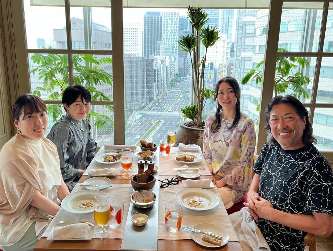 國分利治さんのインスタグラム写真 - (國分利治Instagram)「Earthサポート本部メンバーとの ランチ懇親会‼️  縁の下の力持ち、何時もありがとう御座います‼️  #國分利治 #toshiharu_kokubun #アースホールディングス #hairmakeearth #美容師 #美容室 #ferrari488spidr #フェラーリ488スパイダー #EARTHEART #アースハート #fashion #ファッション #美容 #アースリクルート #國分塾 #aistylist #ガーデニング #沖縄旅行 #Earth那須グランピングハウス」6月27日 20時07分 - toshiharu_kokubun