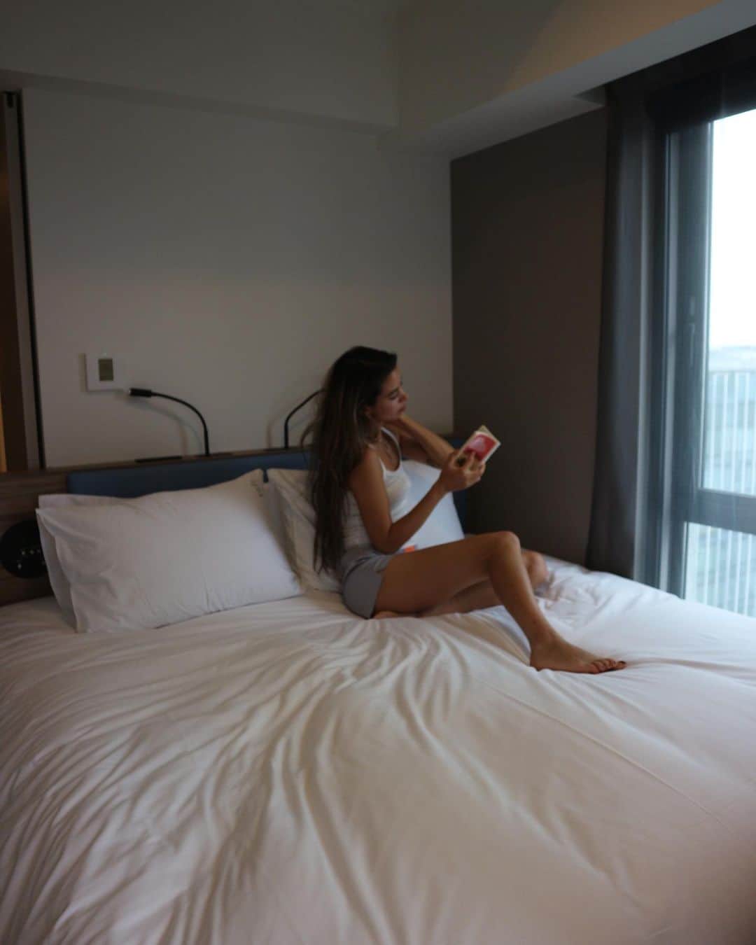 Rika Vanessaさんのインスタグラム写真 - (Rika VanessaInstagram)「今回大阪での宿泊は ホリデイ・インエクスプレス大阪シティセンター御堂筋を 利用しました☺️✨  インターコンチネンタルやキンプトンなどの１８ブランドを世界100カ国以上で6,000軒展開しているIHGホテルズ＆リゾーツのブランドのひとつがホリデイ・インエクスプレス。日本では、このホテルだけらしいです。 アクセスがいい場所にあるのはもちろん、 とっても綺麗で必要な物がなんでも 揃ってました！  ホテルのロビーのパブリックスペースには ワインディスペンサーやスナックなども購入できコンビニに行く必要もなし👌  美味しくて感動した朝食はなんと いつでも無料なんです🥹💕🫶🏽  Grab & Goと書かれたかわいい袋も置いてあるのでパンやフルーツ、コーヒーもテイクアウト出来る優しさ🍇☕️🥐   フィットネスジムやランドリーも あるので長期滞在にもオススメ🙋🏽‍♀️  パジャマもベッド🛌もふかふかで 枕はソフト・ハードから選べて  部屋のパワーシャワー🚿には たくさん歩いた疲れも癒やされました🥹  また必ず利用したいと思う素敵な 滞在になりました！  ありがとうございました✨  #ad #HolidayInnExpress #holidayinnexpressosakacitycentremidosuji #ihghotelsandresorts #ExperiencelHG #ad」6月27日 20時09分 - rikavanessa._