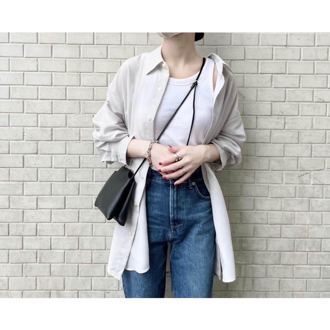 kumiさんのインスタグラム写真 - (kumiInstagram)「楽ちん旅style♡✈️  カップ付きのタンクトップは ストレスフリーで着れて夏にぴったり。 サッと羽織れるシアーシャツはguのメンズで。  久しぶりに抱っこ紐に入った息子。 改めて大きくなったなぁ♡  最近は知らない方にもバイバイしたり、べー😝するブームがきてしまい、母は内心ヒヤヒヤ。笑  温かい方ばかりで救われてる。 🙏🏻💐🤍  #1y3m」6月27日 20時10分 - 93_0920