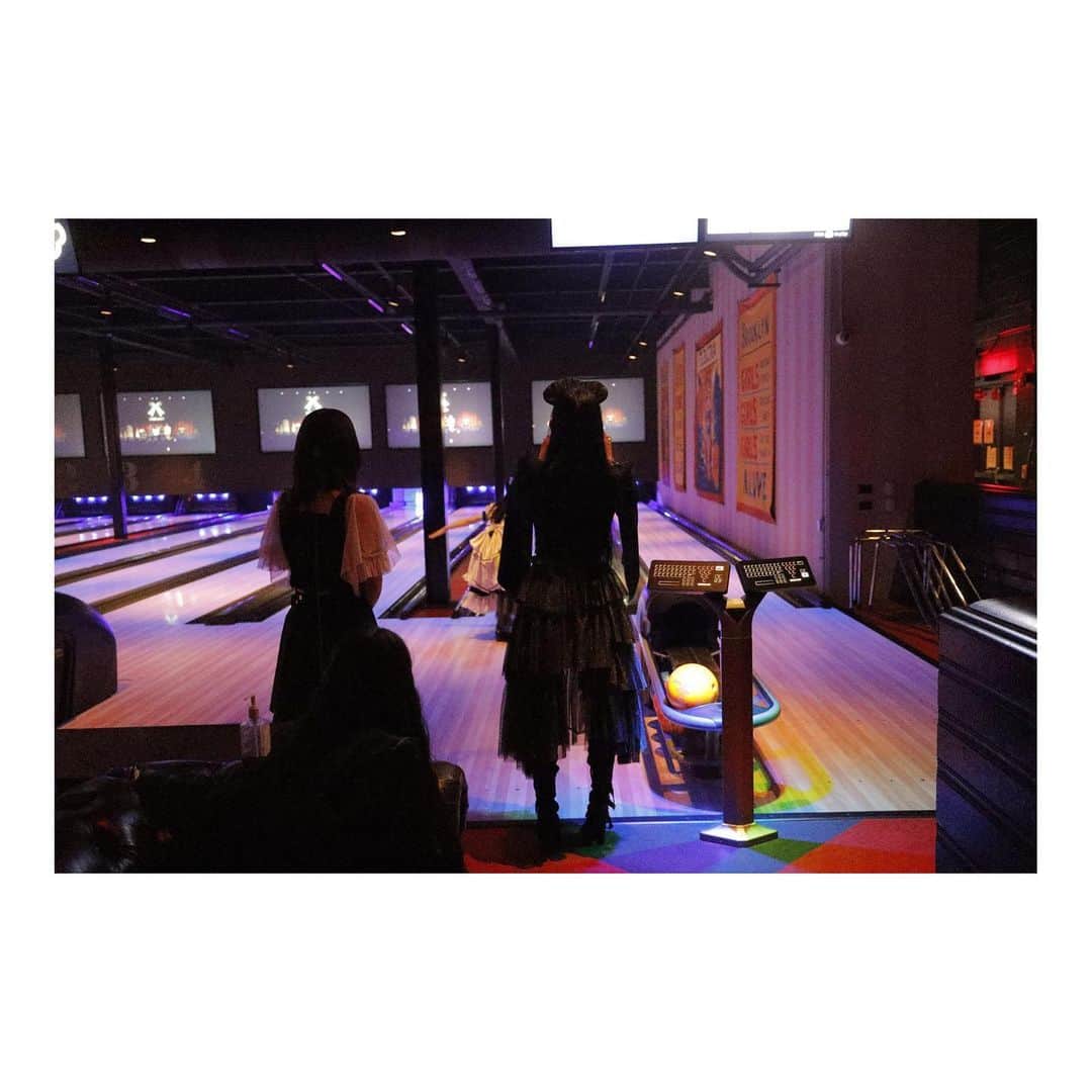 廣瀬茜さんのインスタグラム写真 - (廣瀬茜Instagram)「2023.5.21 "BAND-MAID 10TH ANNIVERSARY TOUR in North America" at Brooklyn Bowl  Brooklyn Bowl was so funny because mix of concert hall and bowling alley!  I never expected that I could play bowling during our performance haha 🎳  It was really exciting because we never had a similar experience in Japan!  ライブ本番のMC中にボウリングやったのは一生忘れない。(全員ガター)笑  #bandmaid #Nashville」6月27日 20時20分 - akane_bandmaid