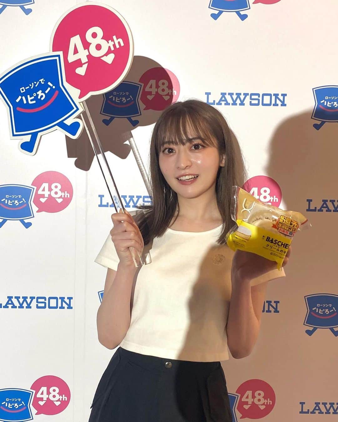 末吉 瞳のインスタグラム：「ローソン試食会にて、48周年記念商品のバスチークリームのせをいただきました！ バスチーにクリームがたっぷりのって 再登場したらしく、クリームの量が想像の倍あってびっくり、、 とても美味しかったです💯  #ローソン　#ローソン48周年創業祭 #ローソン感謝還元チャレンジ #pr」