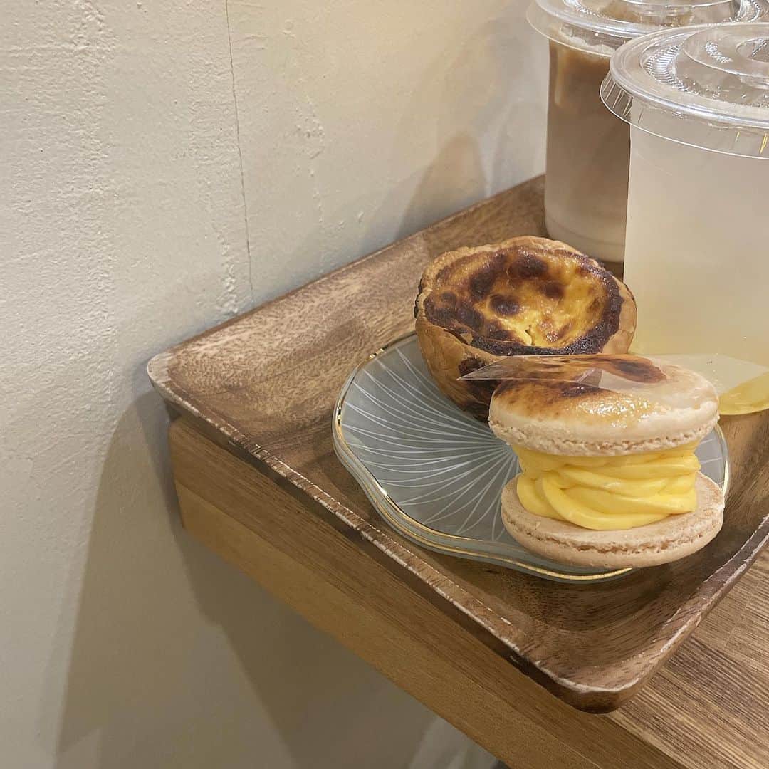 柏山奈々美のインスタグラム：「韓国マカロンおいしい😋 あと、最近レモネード飲むのハマってる。  まだ6月なのに、すでに夏バテがきてるよ…頑張れ自分😭 来月くらいにYouTube更新したいなぁと思ってます💪  #cafe  #カフェ　#マカロン」