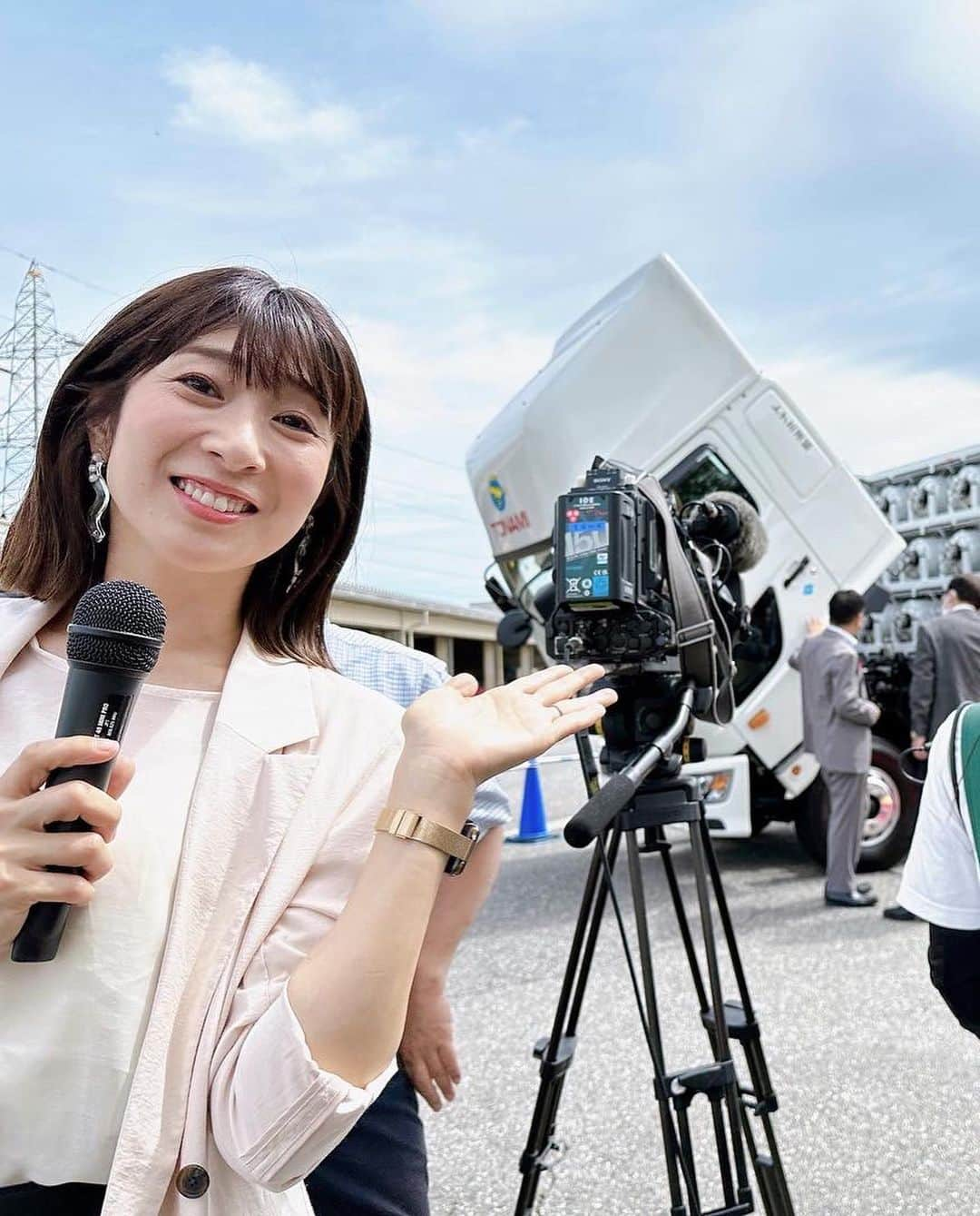 林藍菜さんのインスタグラム写真 - (林藍菜Instagram)「暑かったですねー！ 今日のオシゴトアイナは、 水素エンジントラックの出発式でした。 　 液体水素を燃料とするトラック！ 二酸化炭素を一切出すことなく 一回の充填で300キロ走行できる 次世代のトラックです。  水素エンジンのみを使用するトラックは国内初。 これからトナミ運輸さんが県内運送で実証走行し、 燃費や走行性能をみます。  車両本体や水素の価格が課題となりそうですが、 実用化されればカーボンニュートラル時代へまた一歩前進ですね！  会場では、新型電気自動車も見学できました。 踊るテスラには驚きっ♡  #水素エンジン #水素エンジントラック #実証走行 #出発式 #カーボンニュートラル #富山市 #テスラモデルx #オシゴトアイナ」6月27日 20時13分 - hayashi_aina