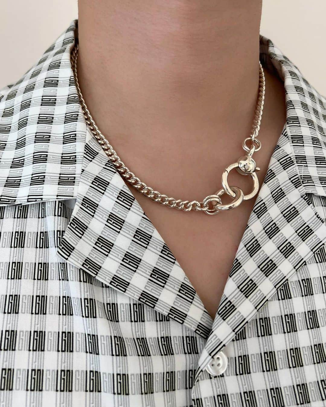 アーカーさんのインスタグラム写真 - (アーカーInstagram)「Chunky Round Curb Chain Necklace Available at fivethirtypark.com  すべてのパーツをSILVER925で製作し、職人が手作業で組み上げ完成させる重厚感のあるネックレス。 ボリュームのあるオリジナル金具がアクセントに✔️  Chunky Round Curb Chain Necklace 50cm  #530park #fivethirtypark  #mensjewelry #unisexjewelry  #unisex #GenderNeutralJewelry #jewelry #silverjewelry  #ファイブサーティパーク #ユニセックスジュエリー #silver925」6月27日 20時15分 - fivethirtypark