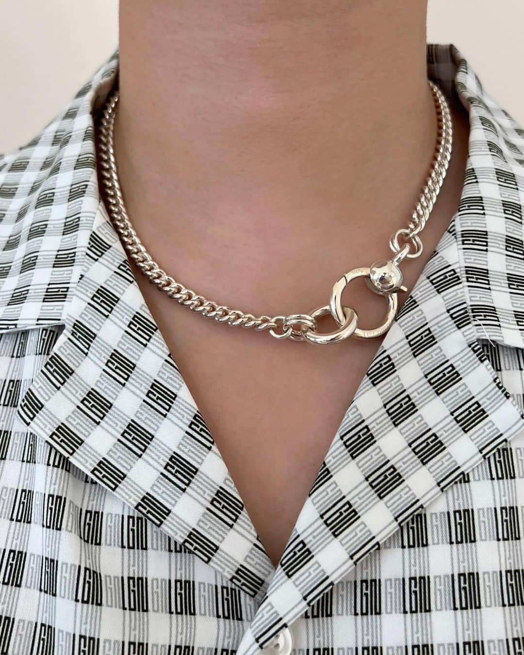 アーカーのインスタグラム：「Chunky Round Curb Chain Necklace Available at fivethirtypark.com  すべてのパーツをSILVER925で製作し、職人が手作業で組み上げ完成させる重厚感のあるネックレス。 ボリュームのあるオリジナル金具がアクセントに✔️  Chunky Round Curb Chain Necklace 50cm  #530park #fivethirtypark  #mensjewelry #unisexjewelry  #unisex #GenderNeutralJewelry #jewelry #silverjewelry  #ファイブサーティパーク #ユニセックスジュエリー #silver925」
