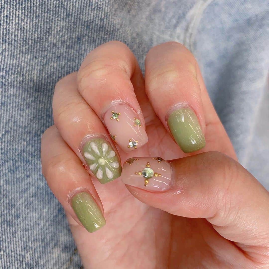 mimさんのインスタグラム写真 - (mimInstagram)「New nail💅  今回はお花とストーンとマグネット💐 たまたまやりたい色がピンクとグリーンで甘露寺さんイメージネイルみたいになった🩷💚 そして久々スクエア！ マジでめっちゃ可愛過ぎてさ、見るたびににやけちゃう🥰  いくこ、 @sakata_ikuko いつもありがとう🫶 (ささくれひどくてごめん)  #mim_nail#nail#グリーンネイル#ネイルデザイン#マグネットネイル#甘露寺蜜璃ネイル」6月27日 20時15分 - mim_11_11