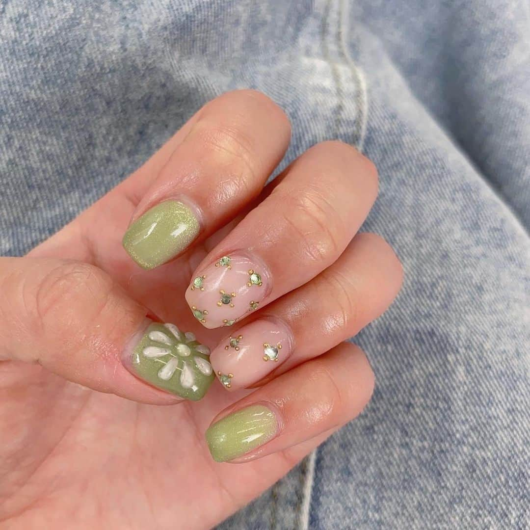 mimのインスタグラム：「New nail💅  今回はお花とストーンとマグネット💐 たまたまやりたい色がピンクとグリーンで甘露寺さんイメージネイルみたいになった🩷💚 そして久々スクエア！ マジでめっちゃ可愛過ぎてさ、見るたびににやけちゃう🥰  いくこ、 @sakata_ikuko いつもありがとう🫶 (ささくれひどくてごめん)  #mim_nail#nail#グリーンネイル#ネイルデザイン#マグネットネイル#甘露寺蜜璃ネイル」