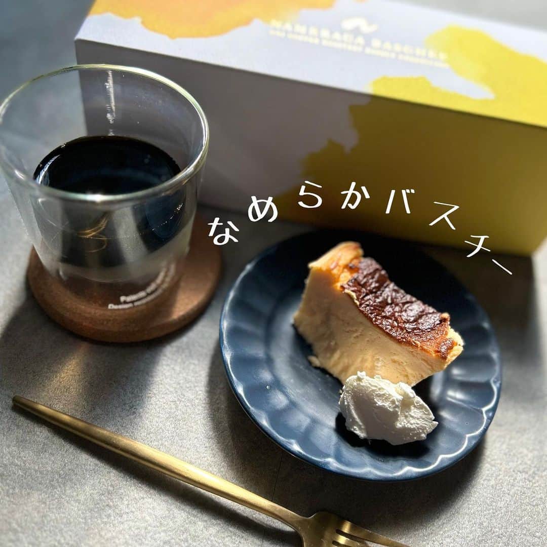 のインスタグラム：「【なめらかバスチーwith生クリーム】 . もうね、このバスチー大好き！ . 生クリームまで冷凍で付いてくるのすごくない？！ . 解凍の仕方で結構食感が 変わるんやけど、 とにかく食べてすぐに ほんまになめらか〜！って思った🥺 . . 横浜エリアのカフェ UNI COFFEE ROASTERY☕️ のチーズケーキ🧀 . しかも1日30個の限定販売！ . 箱も高級感あって可愛い🩷 お土産とかプレゼントにも ほんまにオススメ！！ . . PR @nameraca_baschee #nameracabaschee #バスチー #バスクチーズケーキ #お取り寄せスイーツ #おすすめスイーツ #お取り寄せグルメ」