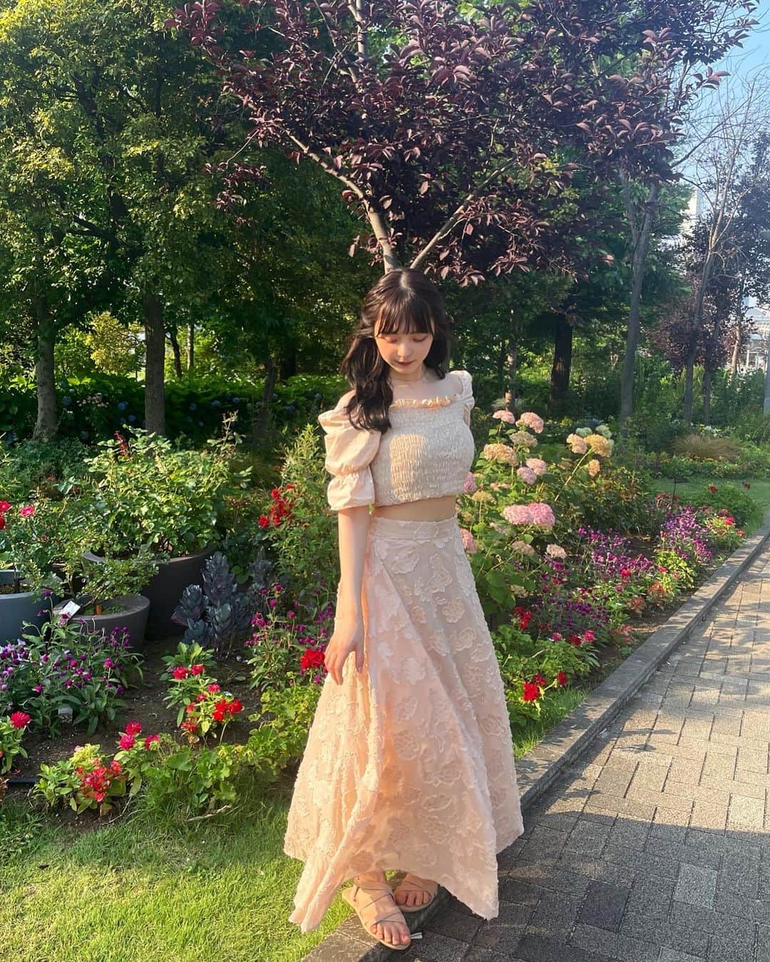 新田湖子さんのインスタグラム写真 - (新田湖子Instagram)「お花に囲まれて幸せ🪷🌸 このまえお台場行った時に素敵すぎるお花たくさん咲いてて幸せすぎたぁあ、♡」6月27日 20時22分 - coconitta0809